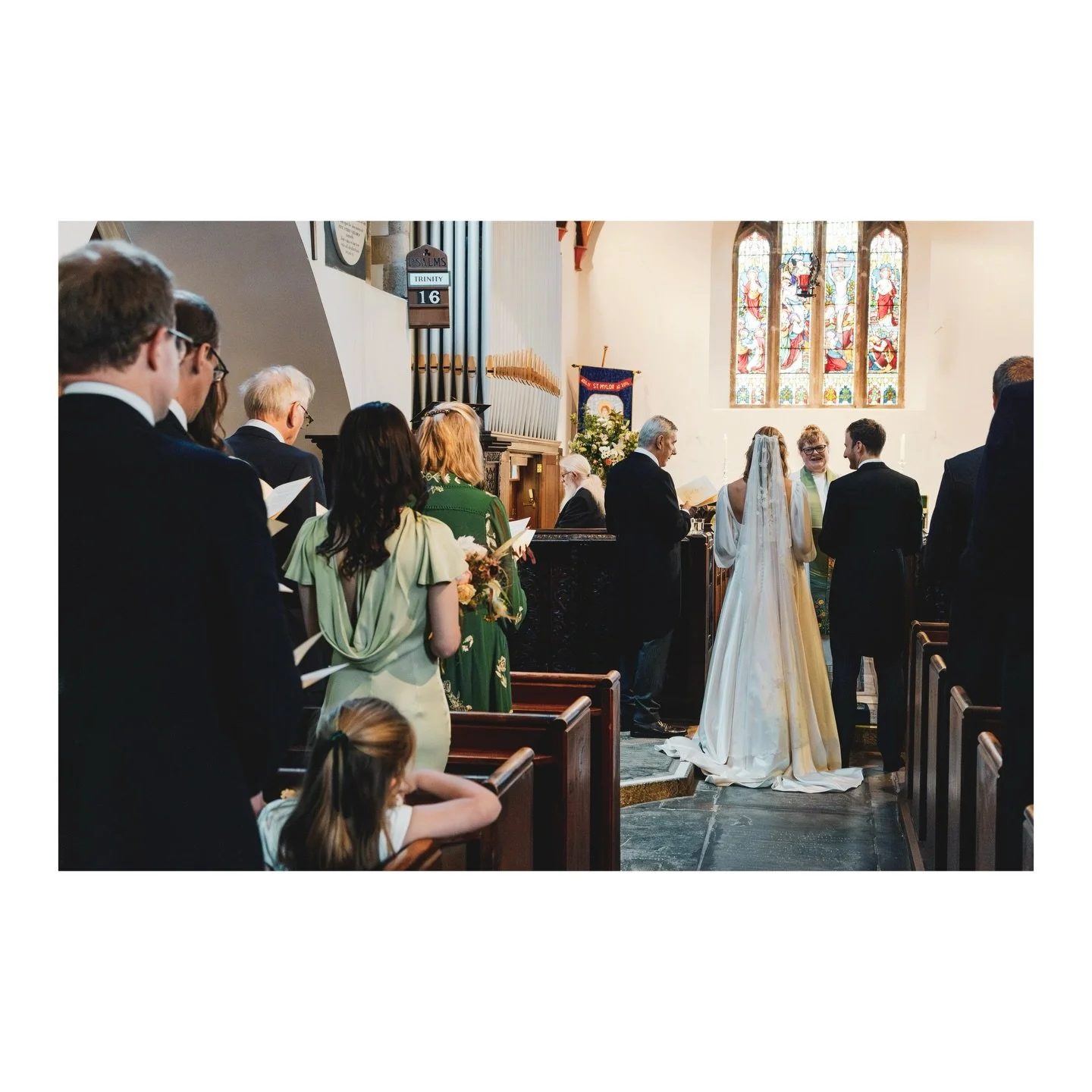 An autumnal wedding in Cornwall, the beautiful couple K+J took to the winding lanes towards the coast for the ceremony at St Mylor Church. 💒🍂

As the light faded, everyone made the journey back to @nancarrowfarmwedding for the group photos, the del