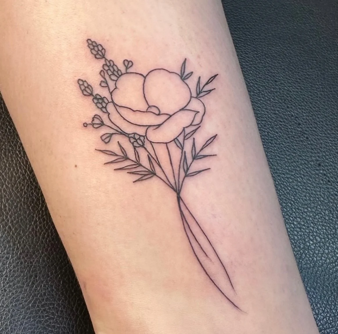 Some small flowers from @verycontent / @verywalkintattoo