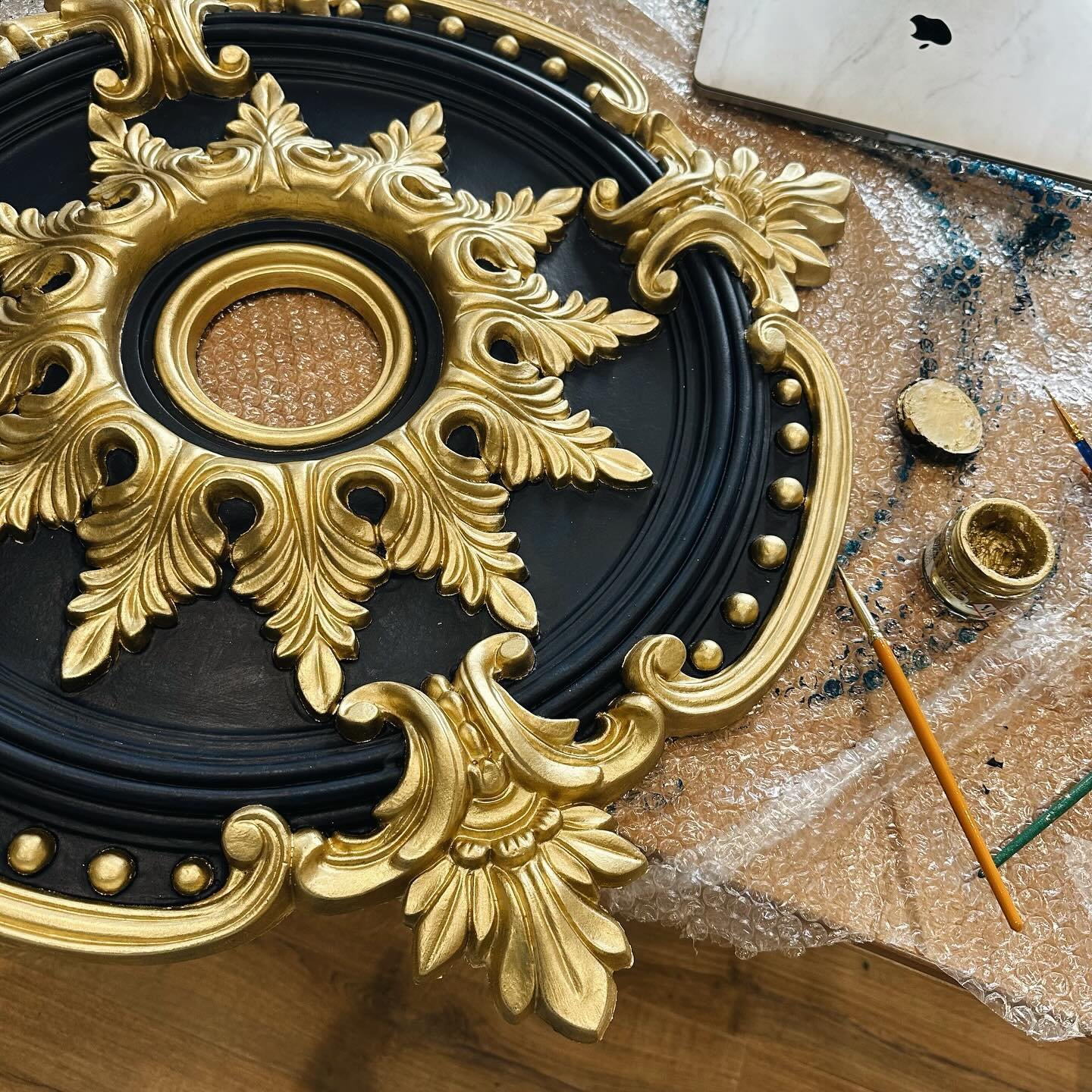 Phew&hellip; I&rsquo;ve (@cherrywallis) been working on our grand ceiling medallion for a couple of weeks and it&rsquo;s finally complete! ✨ It took 6 coats of paint and 5 hours of applying gold guilding wax by hand&hellip; and I&rsquo;d say it was w