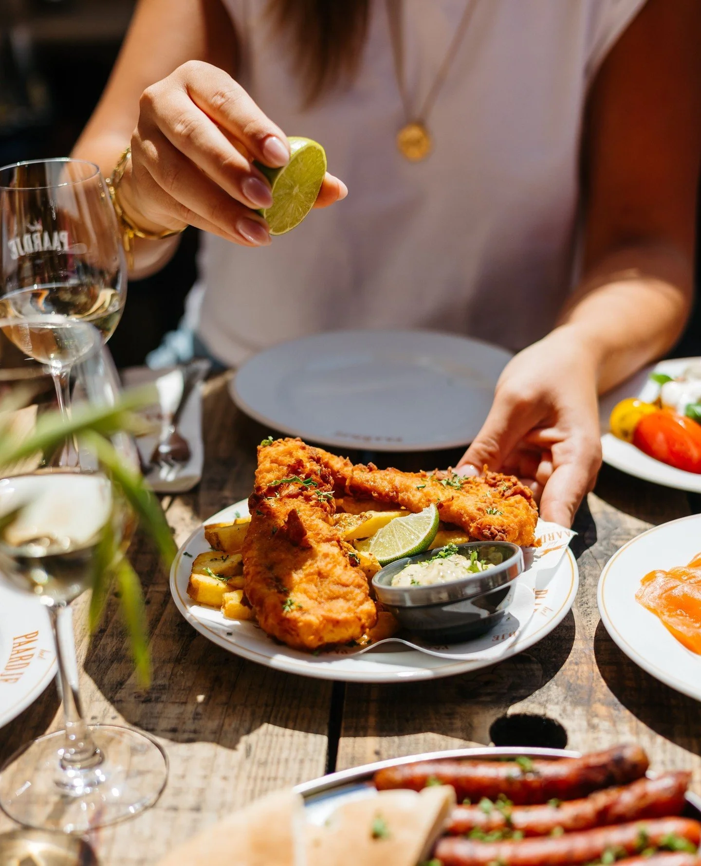- Fish &amp; Chips -⁠
⁠
Kabeljauw, ravigote, friet van Friet Lab⁠