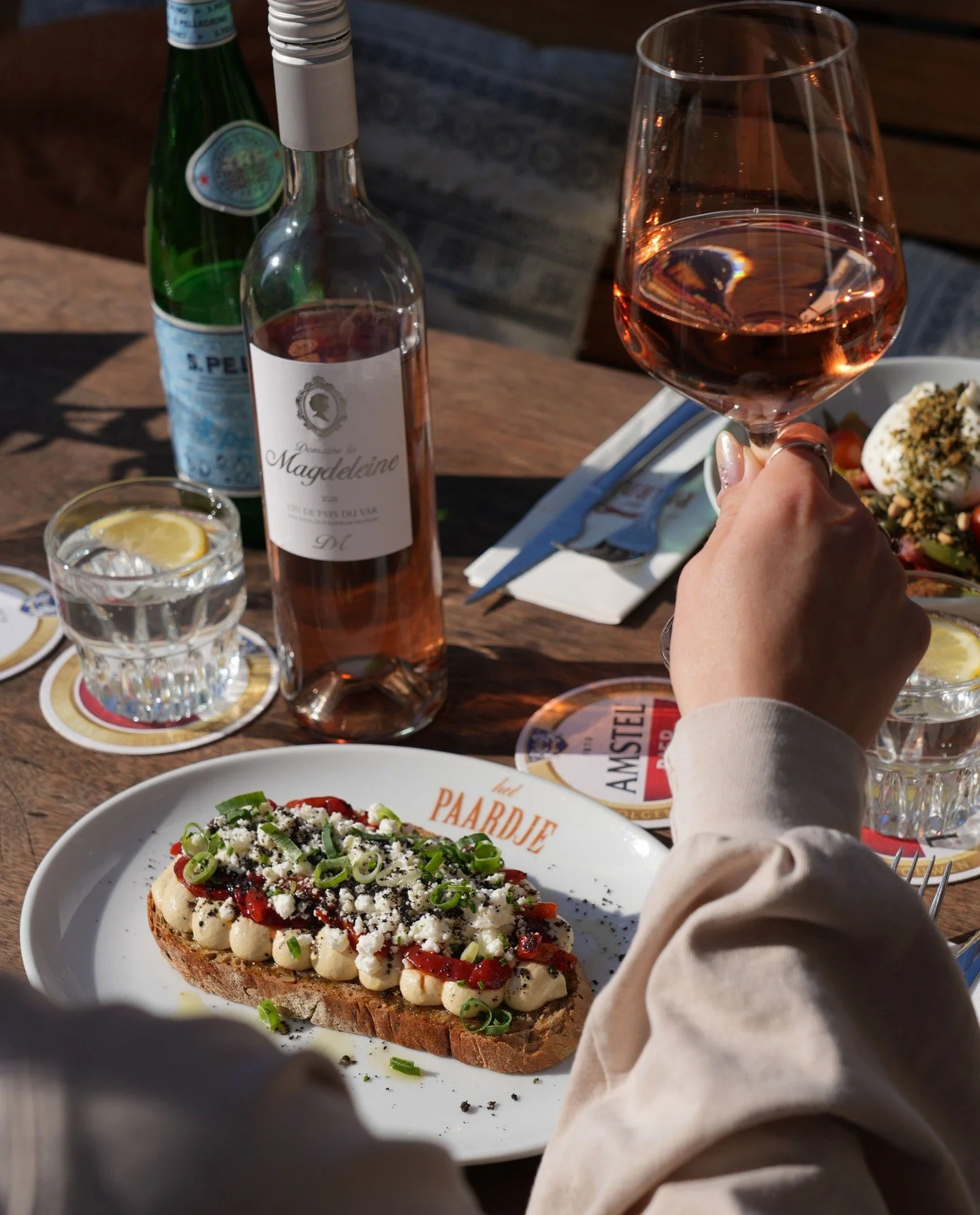 Sandwich hummus! ⁠
⁠
Roasted bell pepper - feta cheese - dried olives⁠
⁠
⁠&amp; natuurlijk onze heerlijke nieuwe rose Domaine La Magdelaine!