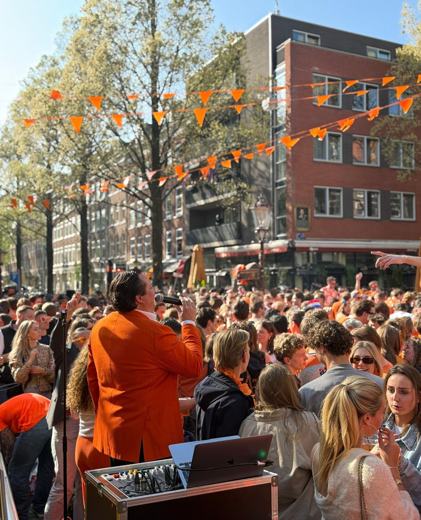 Wij zitten al in de volle voorbereidingen! Komen jullie dit jaar ook langs op het plein? ⁠
⁠
More info coming soon! 🧡👑