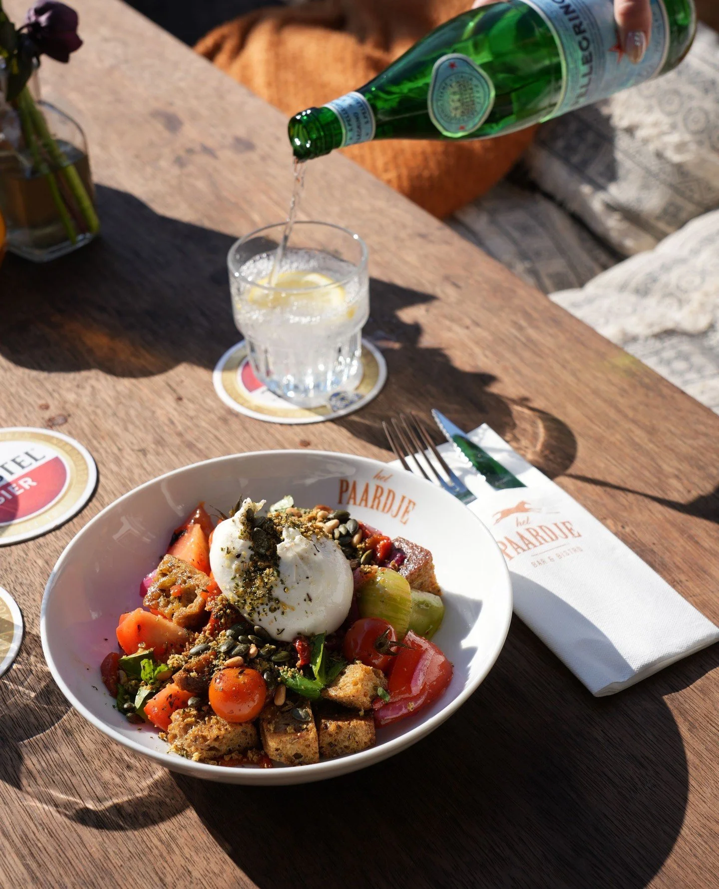 Burrata Panzanella!⁠
⁠
Croutons - Tomatoes - Basil - Pine nuts - Roasted bell pepper - Brava Sauce