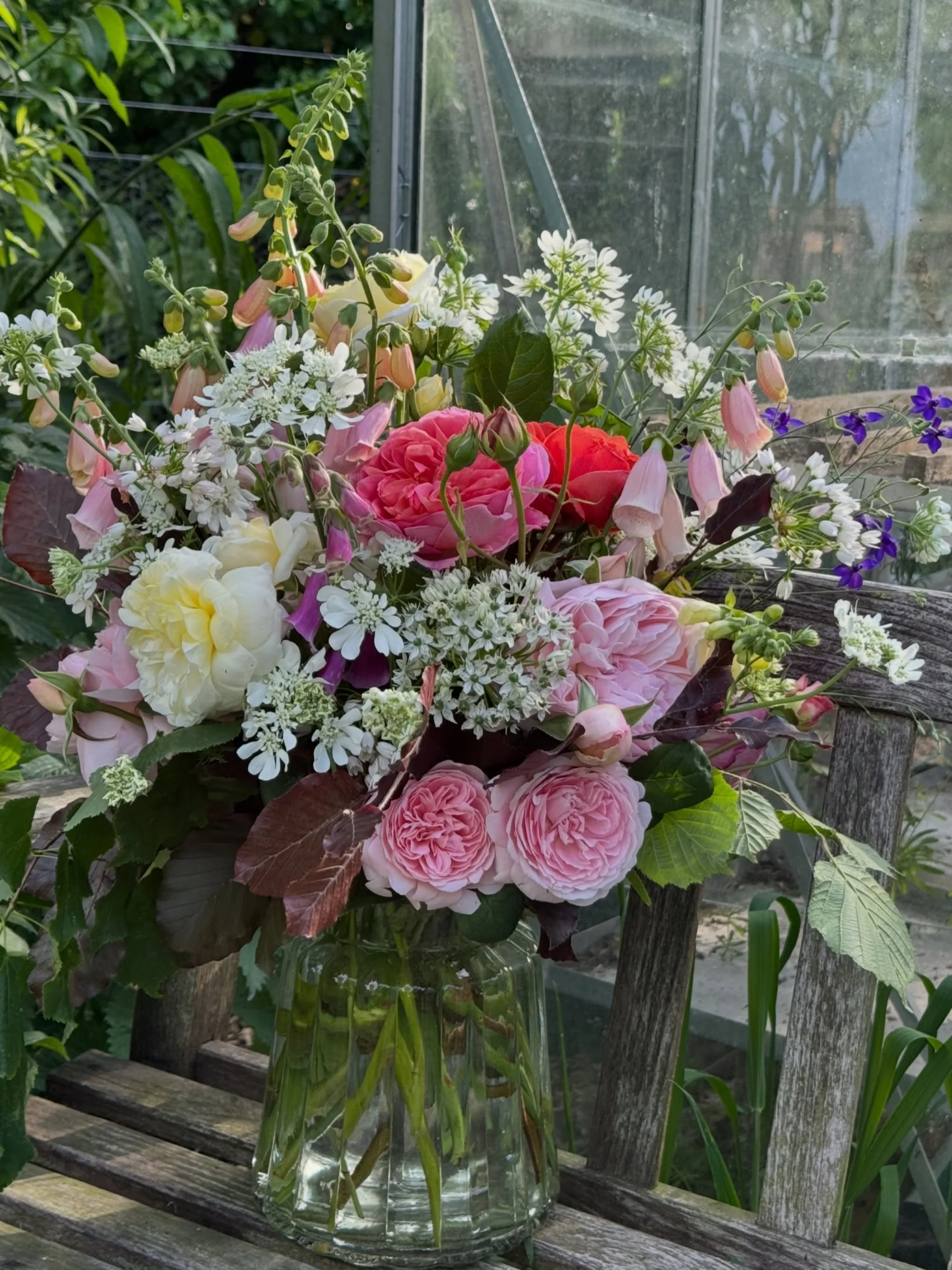 Flowers for the Mrs just because 🥰

In this heat sometimes the flowers that are &ldquo;too open&rdquo; to send out turn into something even more special

I felt these roses were a little too open to be heading off to a customer, so instead I used th