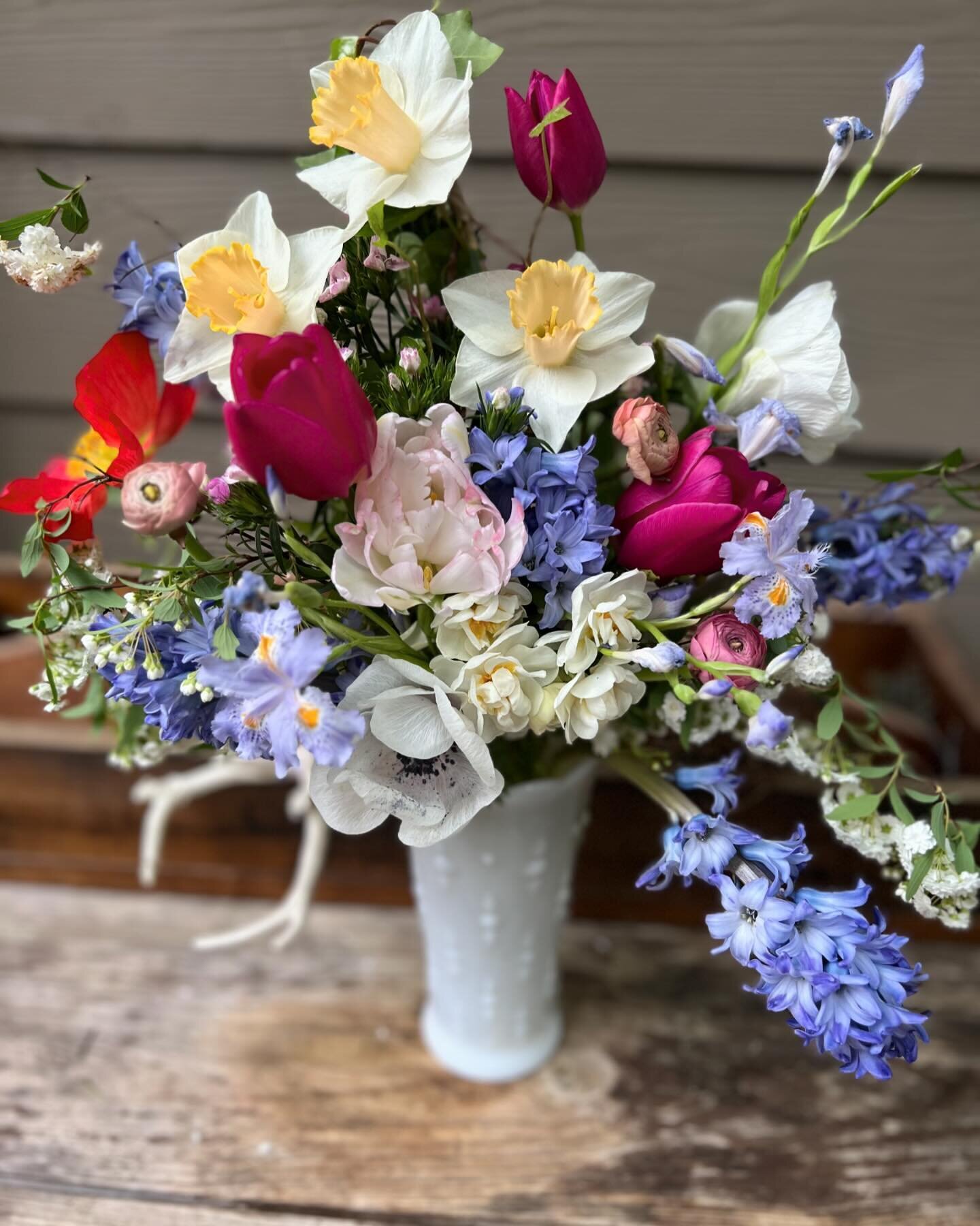 Do you have a favorite vase? When I was little, my Grandma lived in Florida and served us fresh squeezed oj 🍊in little white hobnail glasses. It felt pretty fancy. 

I wish I had those glasses but they got lost in time. 

This vase was given to me r