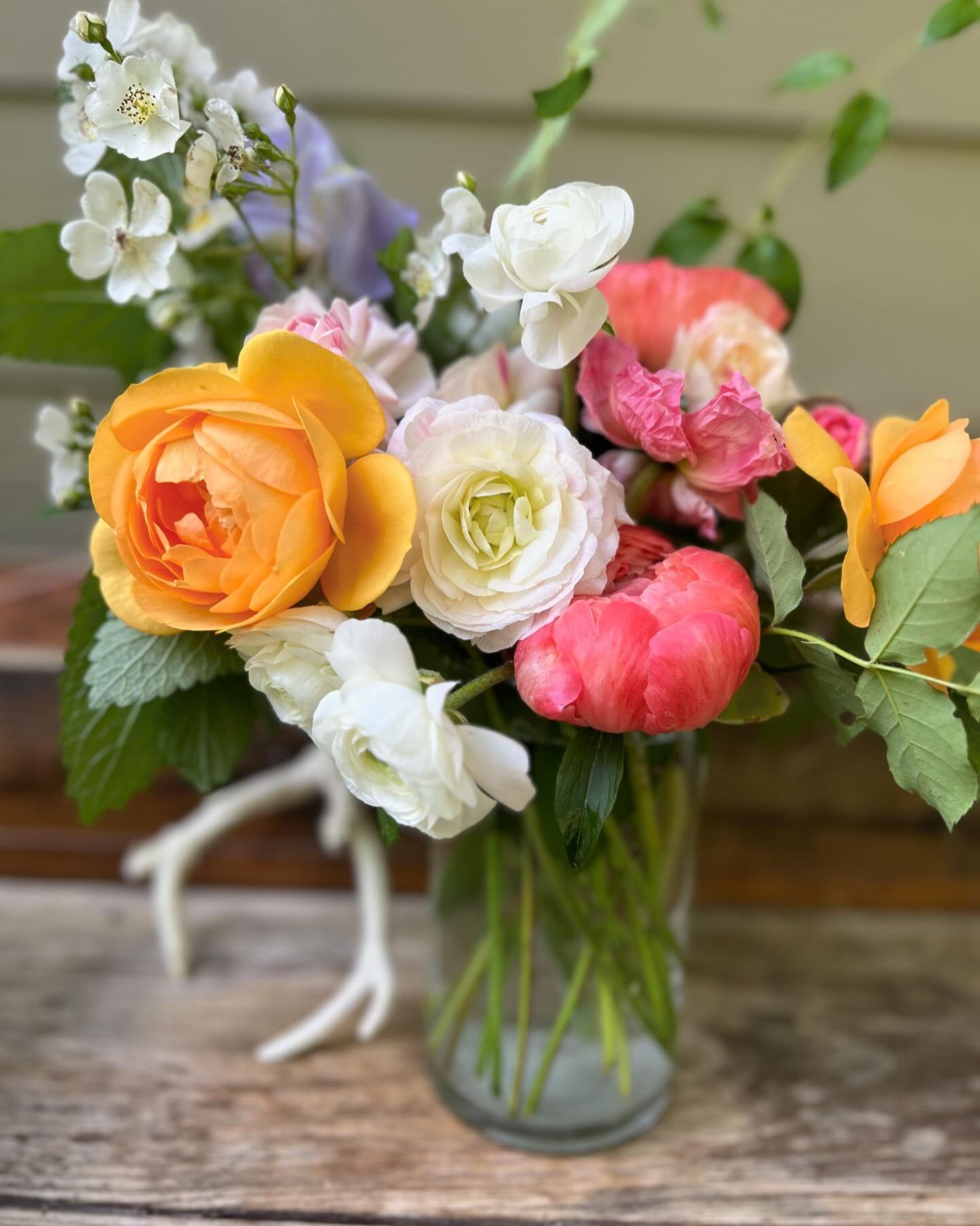 Midweek magic from garden roses and peonies. What a symphony of scents! 

I can&rsquo;t wait for our subscription bouquets to start next week! 2 spots left for farm pickup on Saturdays. 

#flowermagic #feedthesoul #pickmeup #peony #gardenrose #ncgard