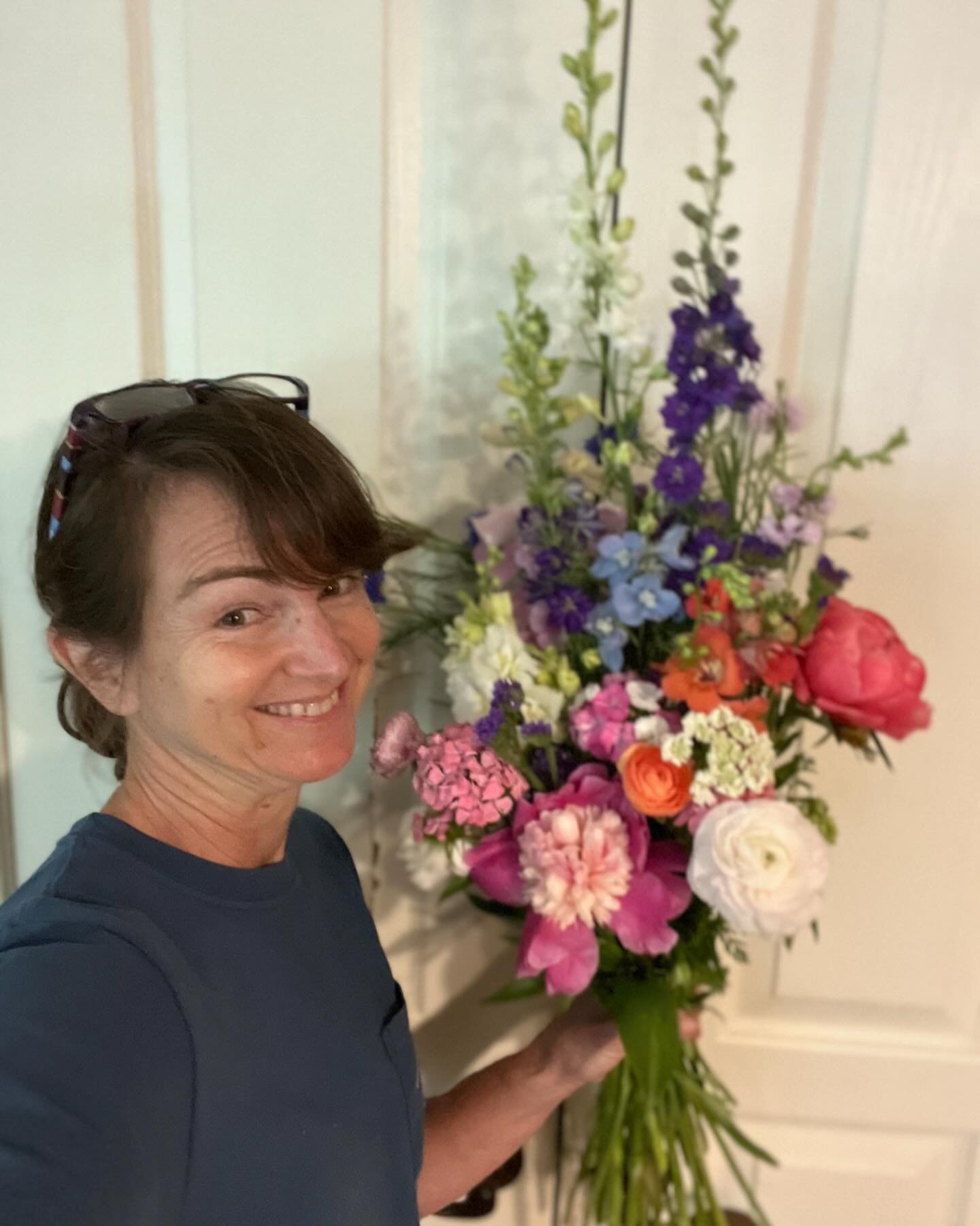 Bouquet subscribers: I just ruined you from ever buying grocery store flowers again. And I&rsquo;m not at all sorry. 😂

Better get the big vases out! Coming to you&hellip;

Thanks to @thebutchersmarkets Holly Springs for hosting our Wake County pick