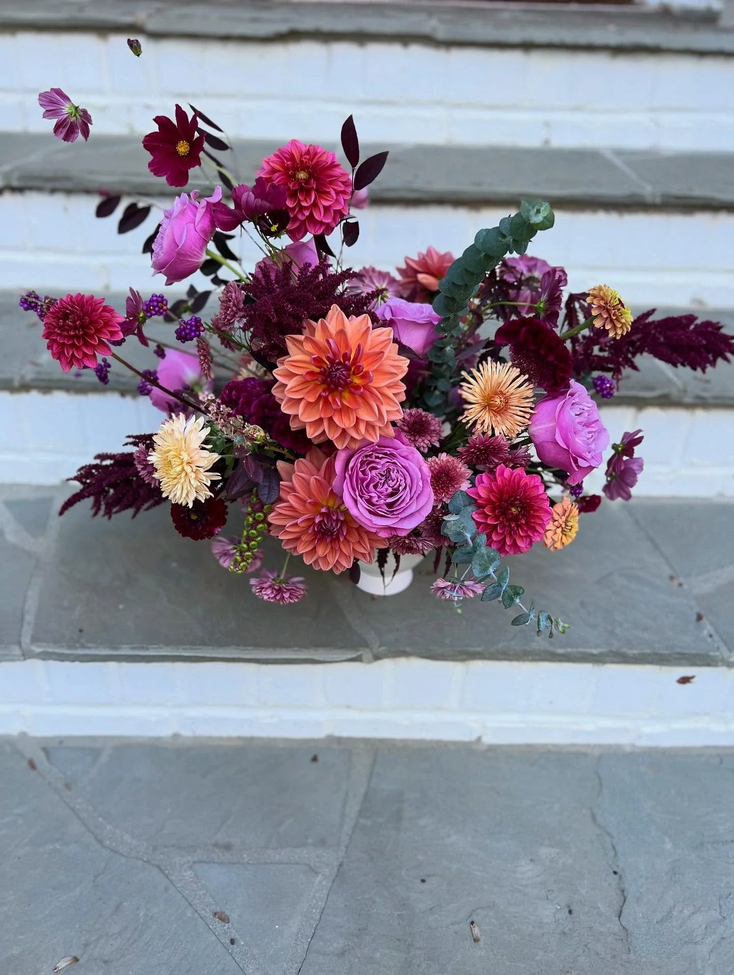 Fall weddings = fall anniversaries. 🎉 And this was a special one. I was delighted to drop off these fall beauties to a sweet lady who answered the door in the matching colors. 💃
Fall weddings are extra special because of the colors and beautiful d