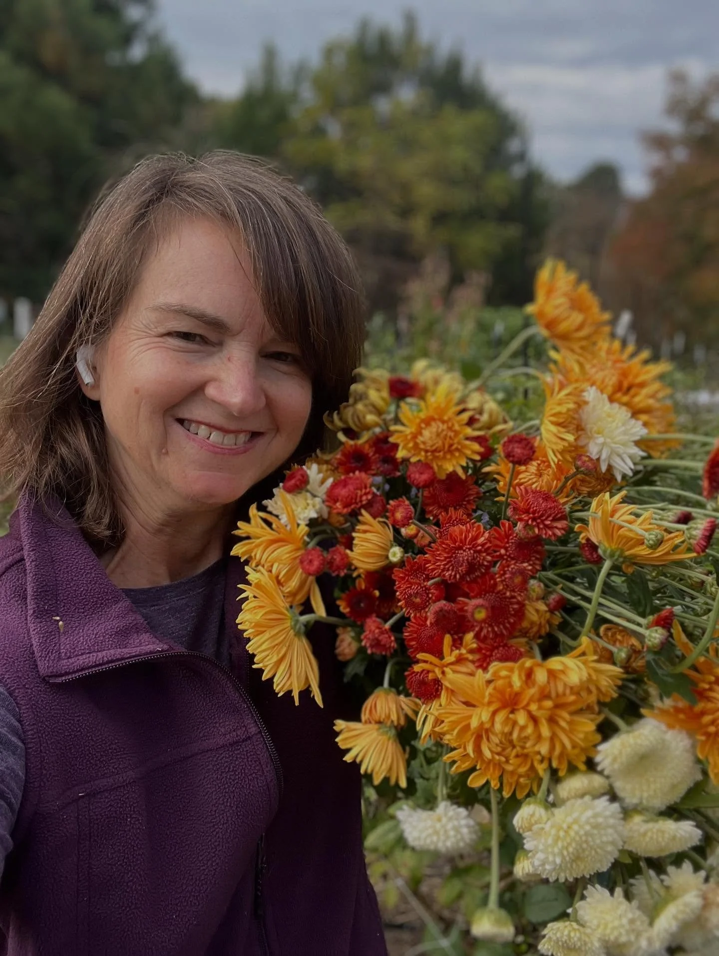 Hey Madeleine - The raindrops have only made the fall colors more vibrant. We are cutting all week and the cooler is stocked! So many pretty things coming your way. It’s going to be a beautiful weekend! 💫
#fallflowers #fallweddingflowers #chr