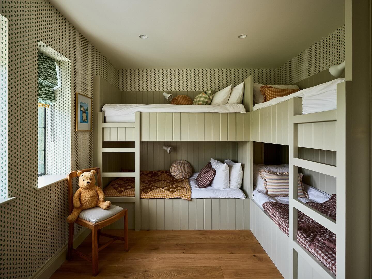 These bespoke bunk beds were such fun to design and fit out. Gorgeous cushions and quilts from @projektityyny. Matching wallpaper and blind fabric from @howe36bournestreet makes the room feel super cosy. #interiordesign #bunkbeds #bunkroom #kidsroom 