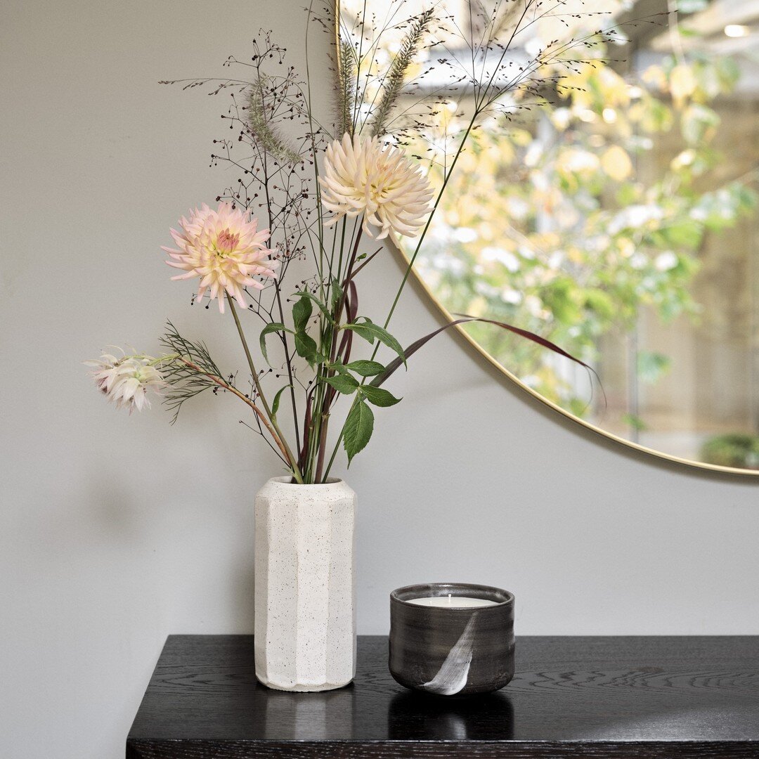Fresh flowers to celebrate the return of the Chelsea Flower Show to our summer calendar. Marlo's faceted vase pictured here with our Choisya scented candle.  #scentedcandles #ceramics #contemporaryceramics #interiors #interiorstyling #interiorstyle #