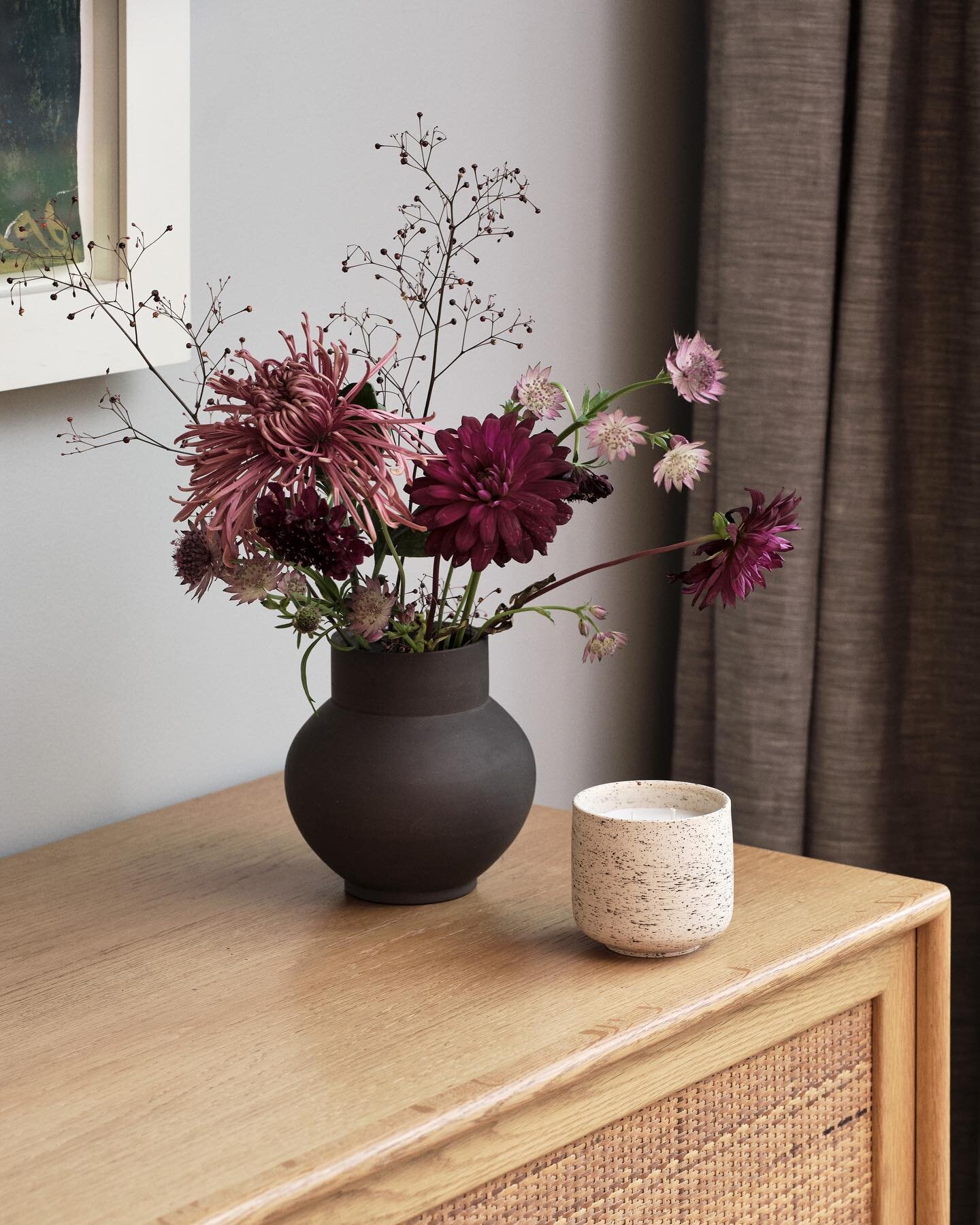 Rich and wintery colour palette in these beautiful flowers show off perfectly the Marlo black vase and it&rsquo;s little companion, the Marlo white speckled candle. Ceramics by @sammarksceramics. Candles by @rachelvosperbelgravia. Flowers from @untit