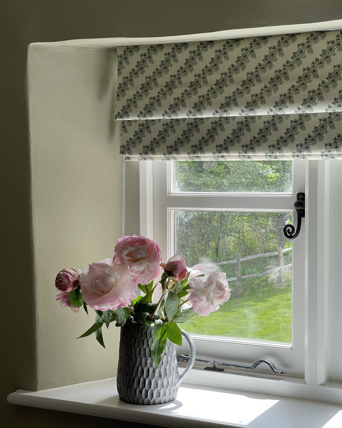 Gorgeous peonies and a pretty blind in Folies Bergere fabric from @howe36bournestreet. We had such fun doing this sweet cottage project. #interiordesign #interiordecor #countryliving #cottagestyle