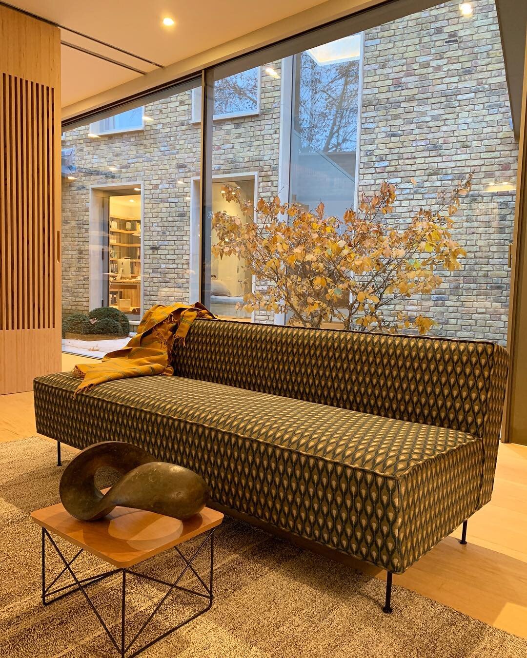 Last of these golden autumn days. We loved using the Gubi Modern Line sofa in this woven fabric. The organic forms of this RIchard Fox sculpture soften its contemporary edge. #autumn #interiors  #interiordesign #interiordesigner #sculpture #art #sofa
