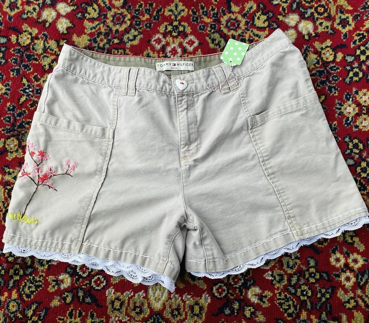 Sold these shorts awhile back - still so happy with how they turned out. 🌸💐

Let&rsquo;s hear it for the no-butt-pocket Tommy Hilfiger shorts.. I was so happy to find those in such good secondhand condition.