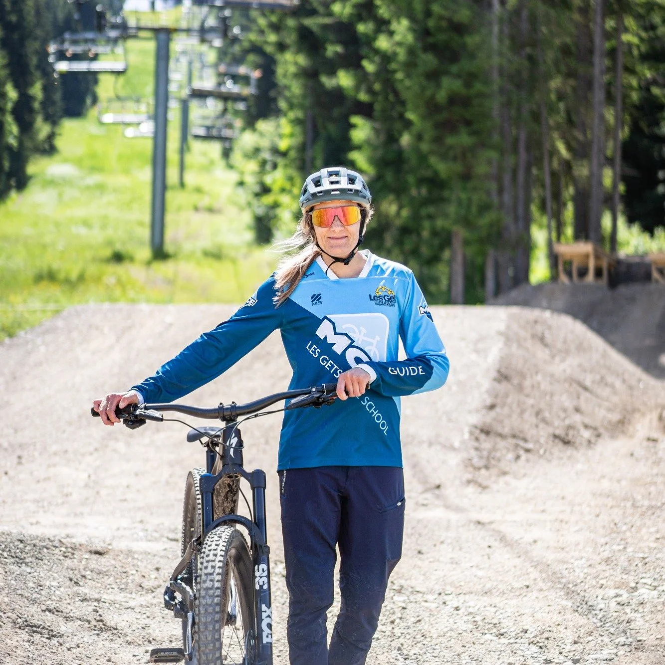 MCF, c'est aussi des Monitrices-Guides🔵🚵&zwj;♀️
Nos Monitrices-Guides MCF sont sur tous les terrains : VTT, route, gravel, BMX,

De la d&eacute;couverte au perfectionnement technique, elles transmettent leur savoir-faire avec &eacute;nergie, bienve