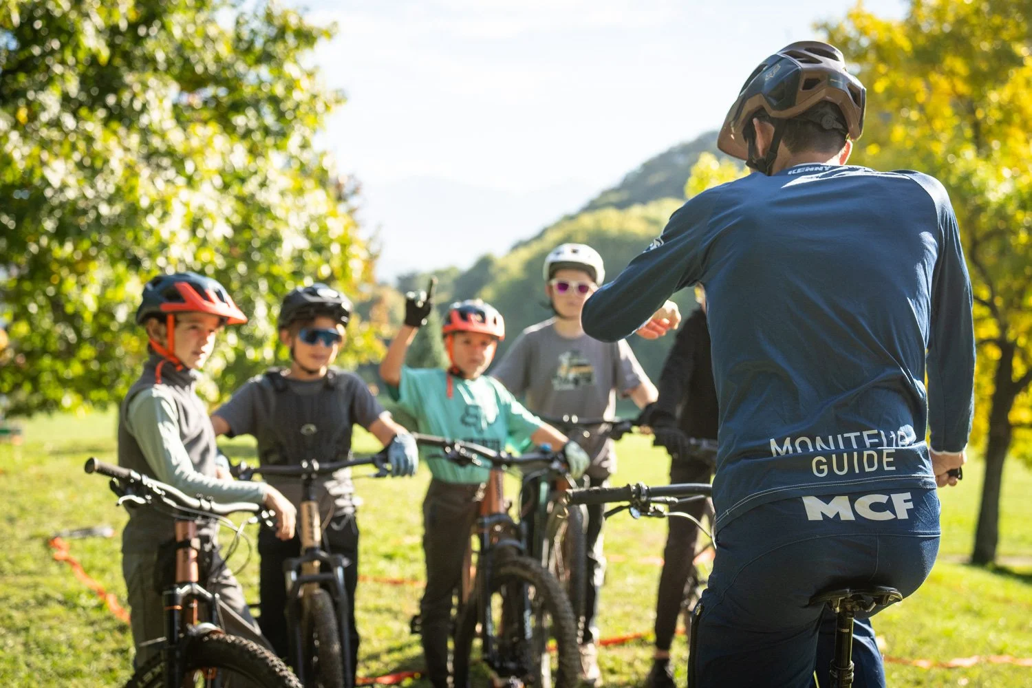 Découvrez les stages vélo proposés par les Moniteurs Cyclistes Français pendant les vacances scolaires : fun, apprentissage et sécurité !