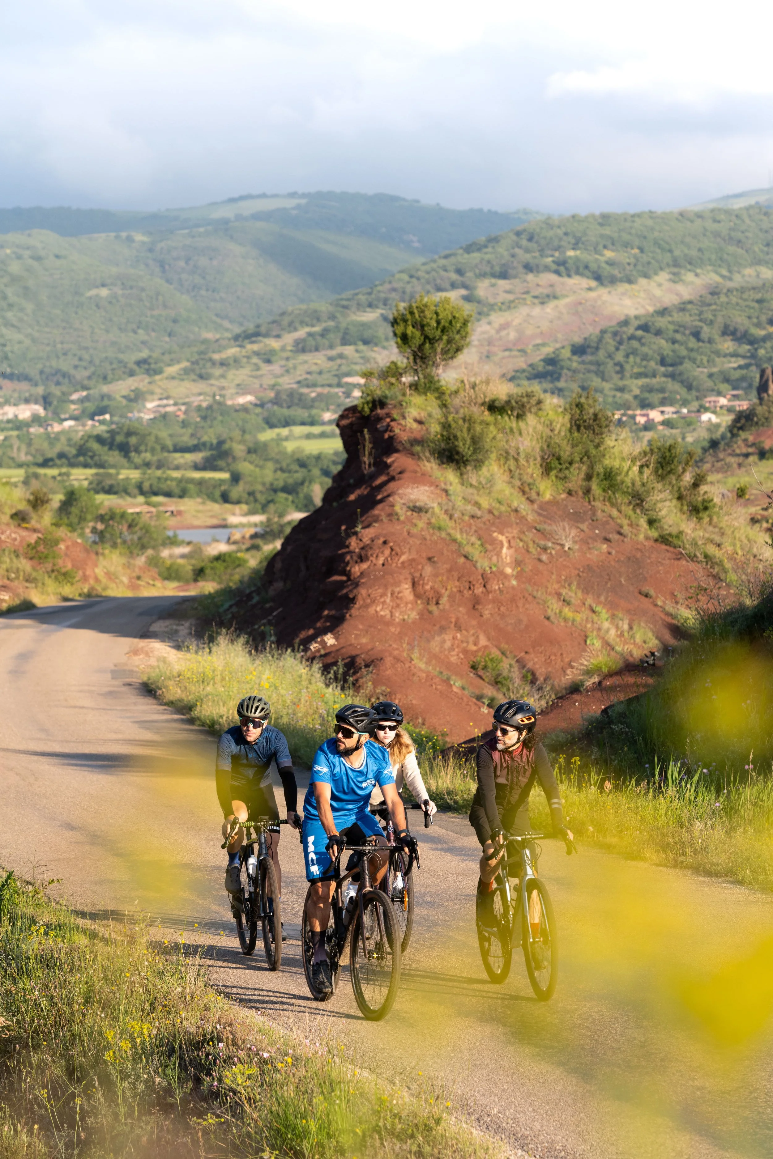 Débuter le gravel : pourquoi se faire accompagner par un moniteur-guide MCF ?