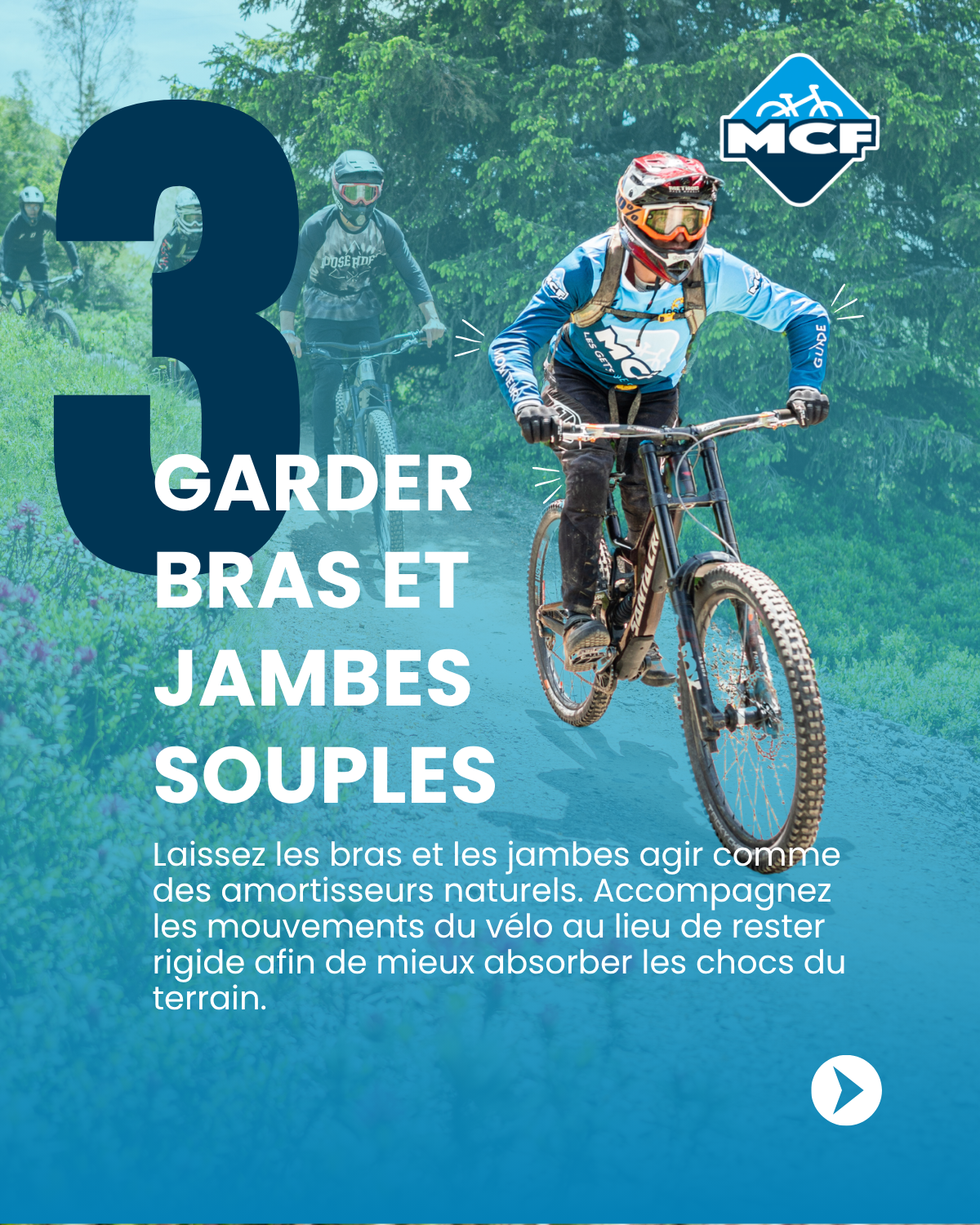 Vététiste gardant les bras et les jambes souples pour absorber les obstacles sur un sentier VTT