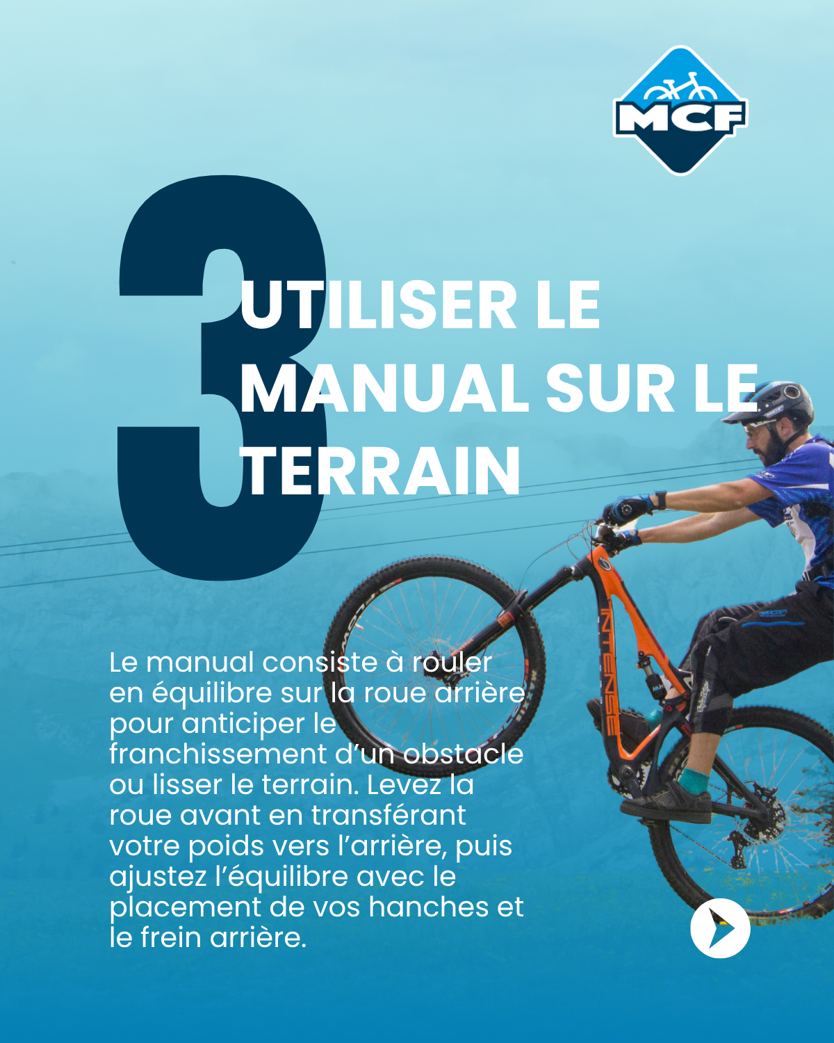 Vététiste expert en manual sur la roue arrière pour anticiper un obstacle sur un sentier technique