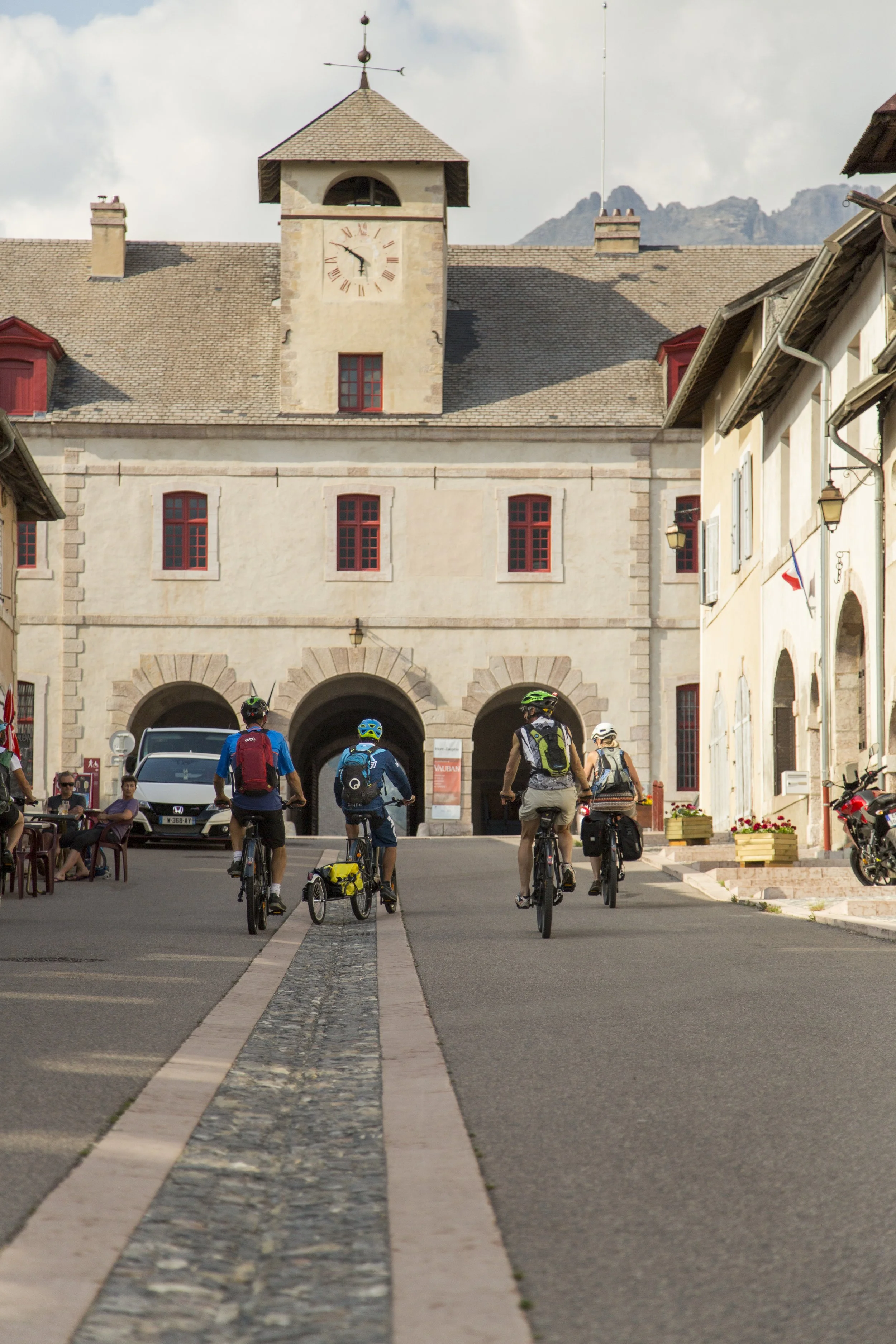 Groupe de bnikepacking visiant un village