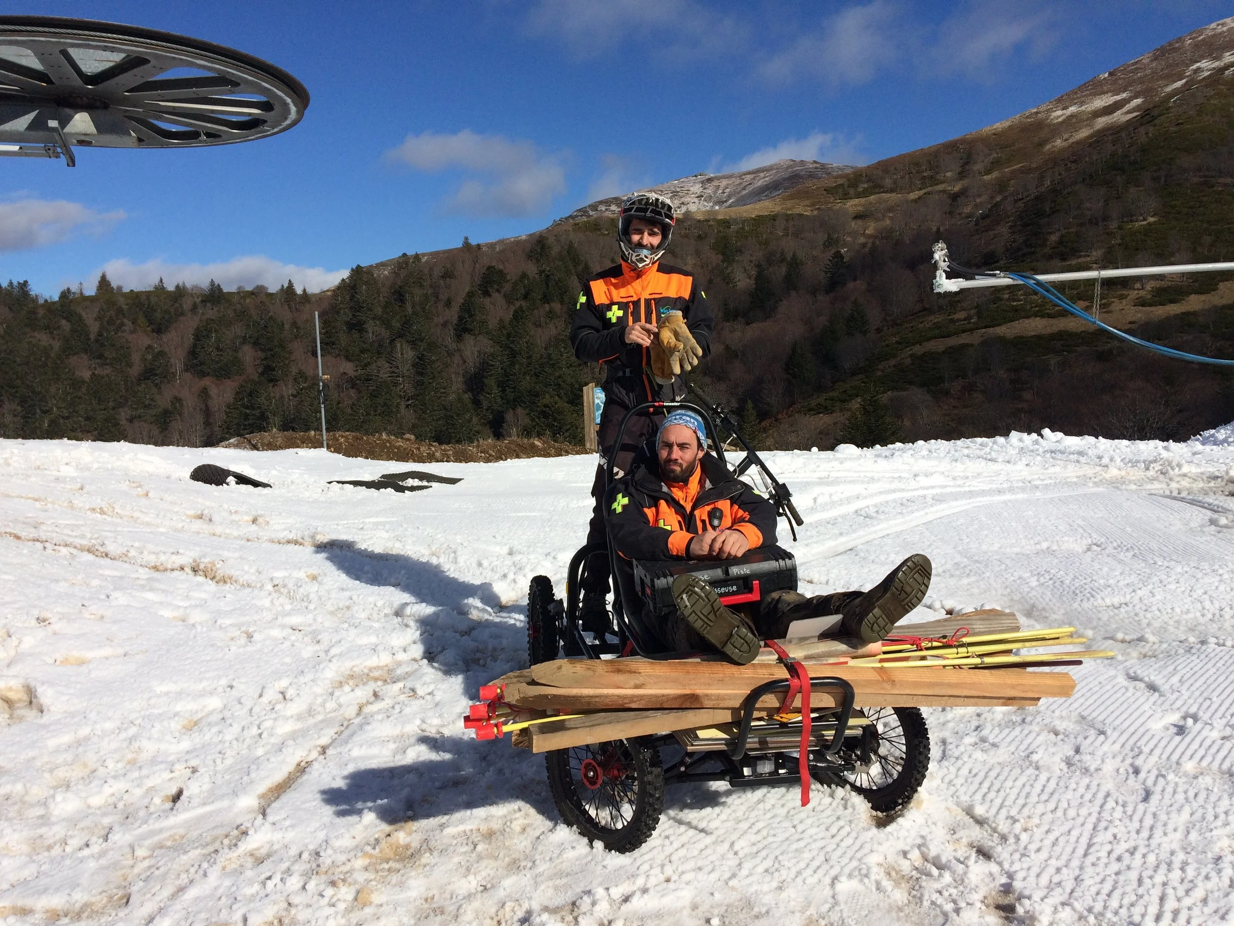 Entretien des pistes en quadricycle
