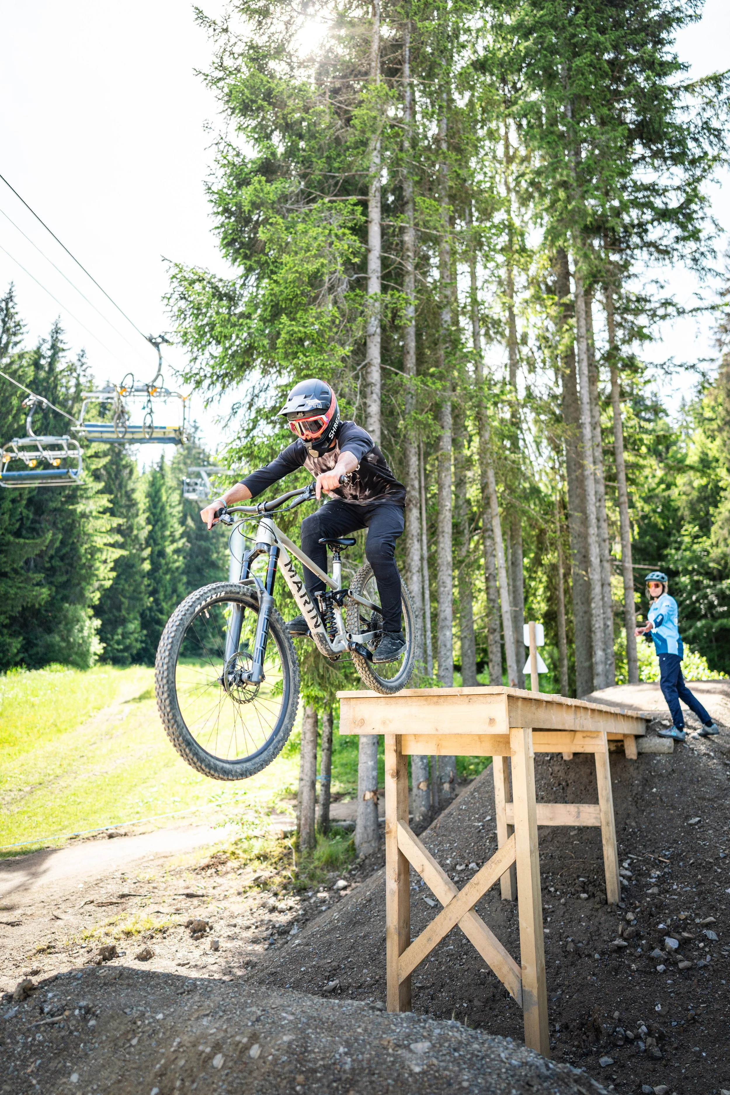 Apprendre les sauts en VTT en station