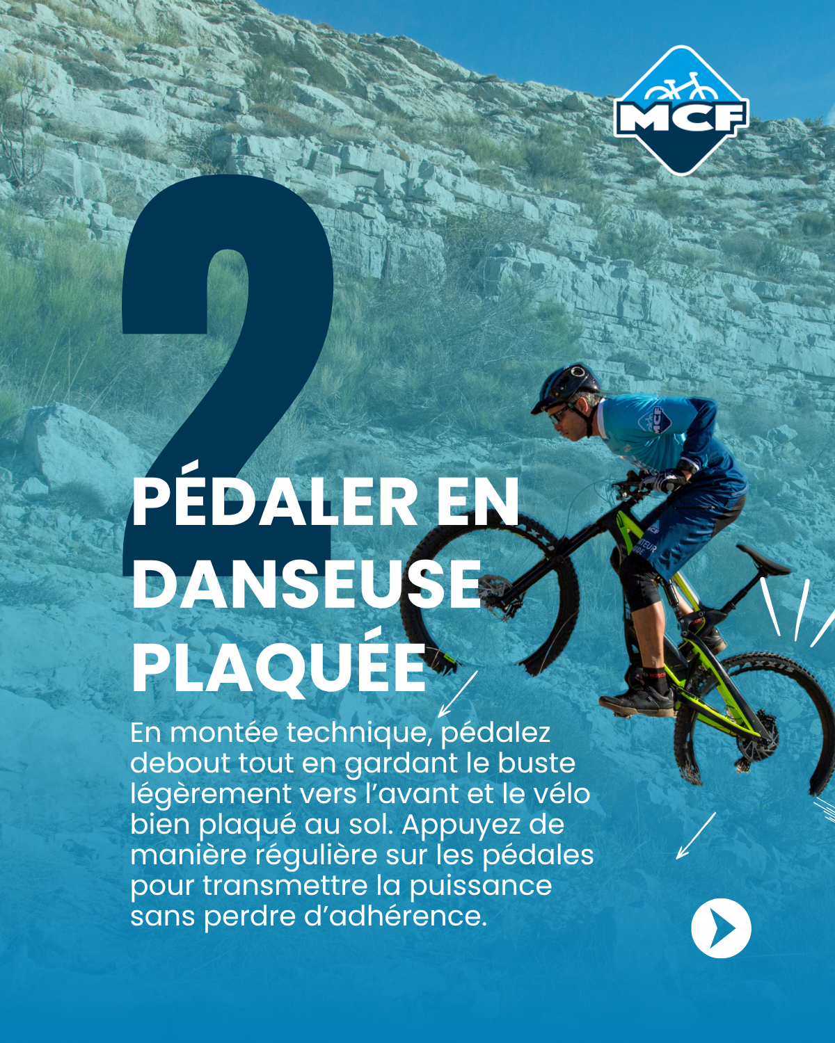 Pratiquant VTT en danseuse plaquée dans une montée technique pour optimiser son adhérence et sa motricité