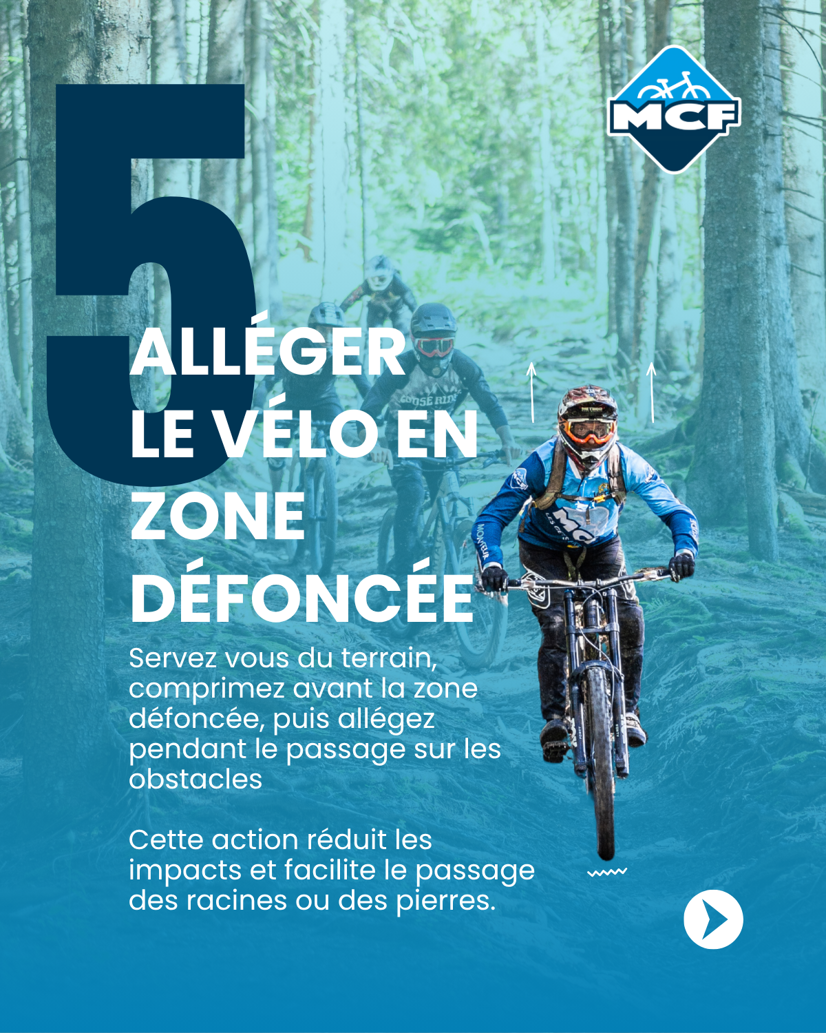 Vététiste allégeant son vélo pour franchir efficacement une zone composée de racines et de pierres