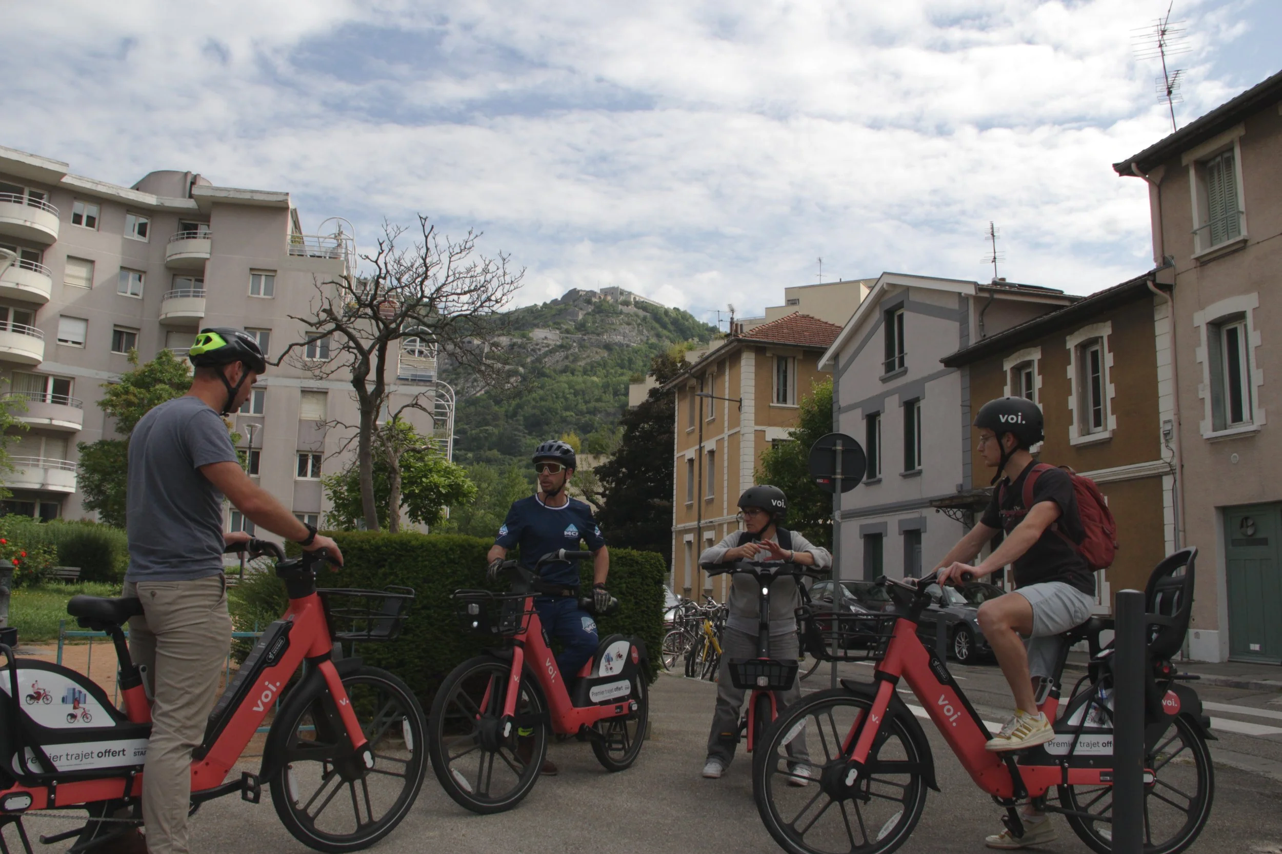 Moniteur-Guide MCF avec diplôme CQP AMV qui encadre une sortie mobilité à vélo