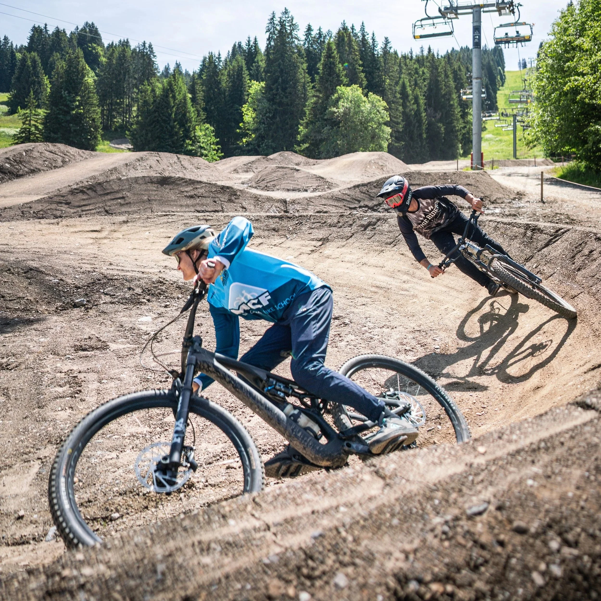 Monitrice-Guide MCF qui donne un cours particulier