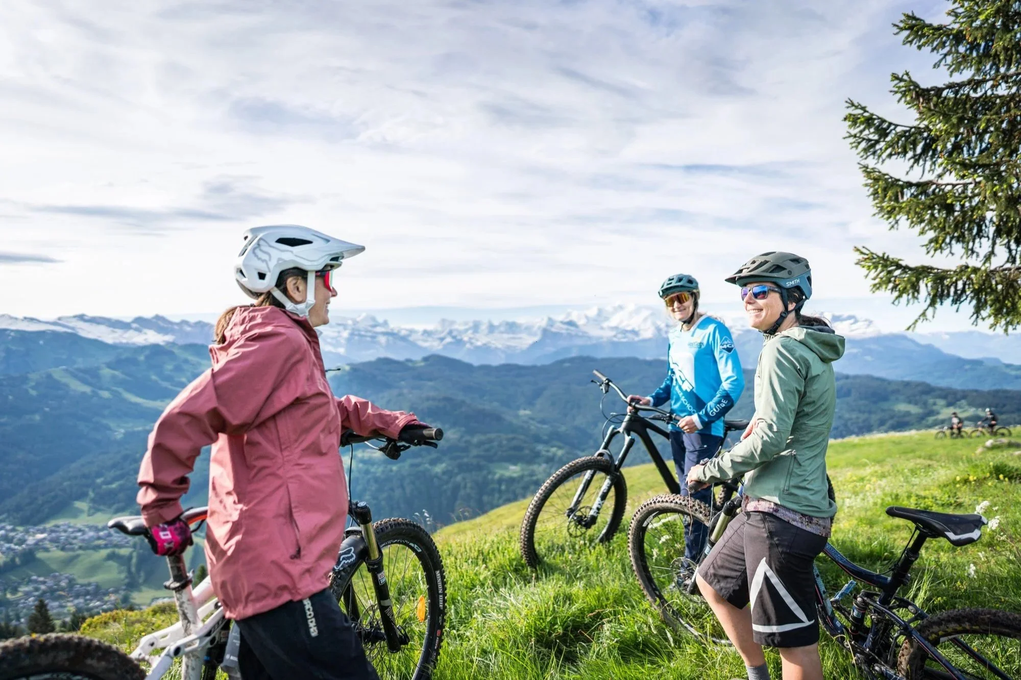 Moniteur-Guide vélo accompagnant un groupe de cyclistes lors d’une sortie VTT et tourisme à vélo sur un itinéraire de pleine nature.