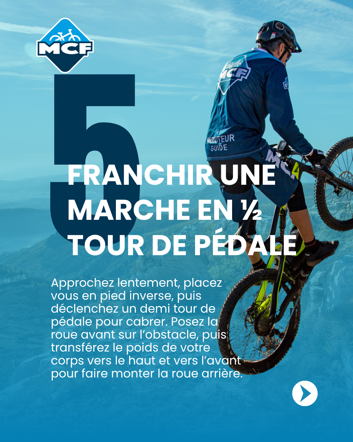 Vététiste franchissant une marche grâce à la technique du demi-tour de pédale sur un terrain technique