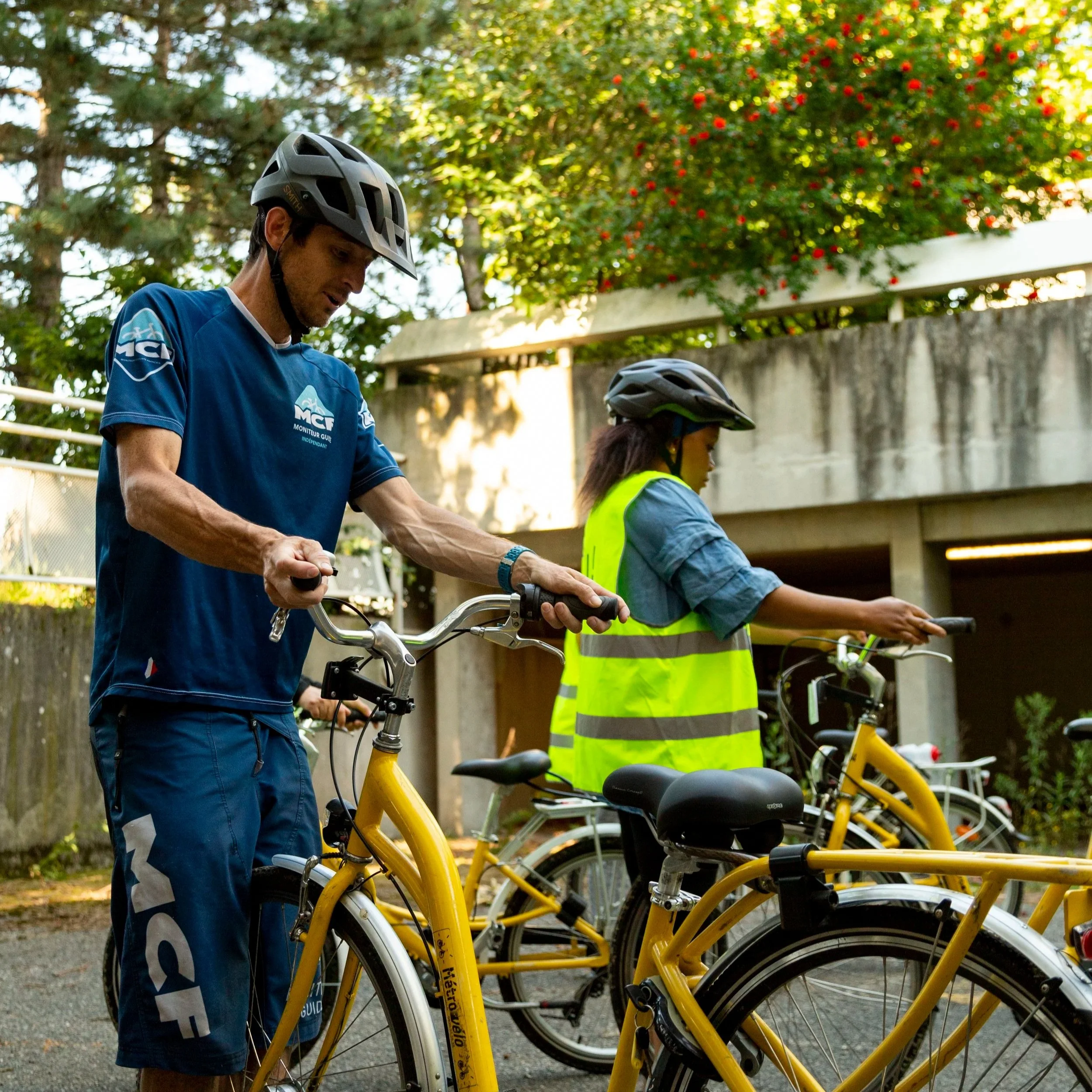 Ateliers mécanique et prévention pendant une animation mobilité urbaine vélo