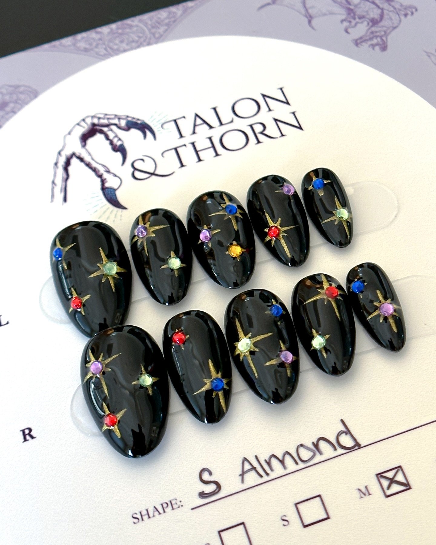 Subtle holiday magic at your fingertips ✨🖤💫 These nails are ready to shine all season long!

#pressonnails #custompressonnails #nailart #nailtrends #gelnails #holidaynails