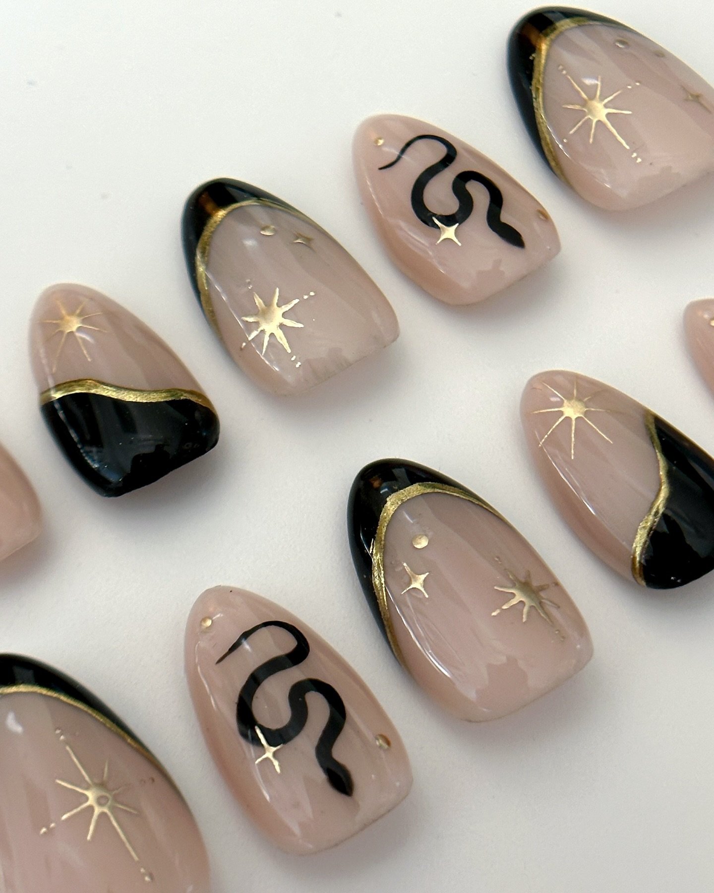 Spooky season may be over, but celestial snakes are always the vibe 🐍✨

IB: @ersanails

 #pressonnails #custompressonnails #nailart #nailtrends #gelnails