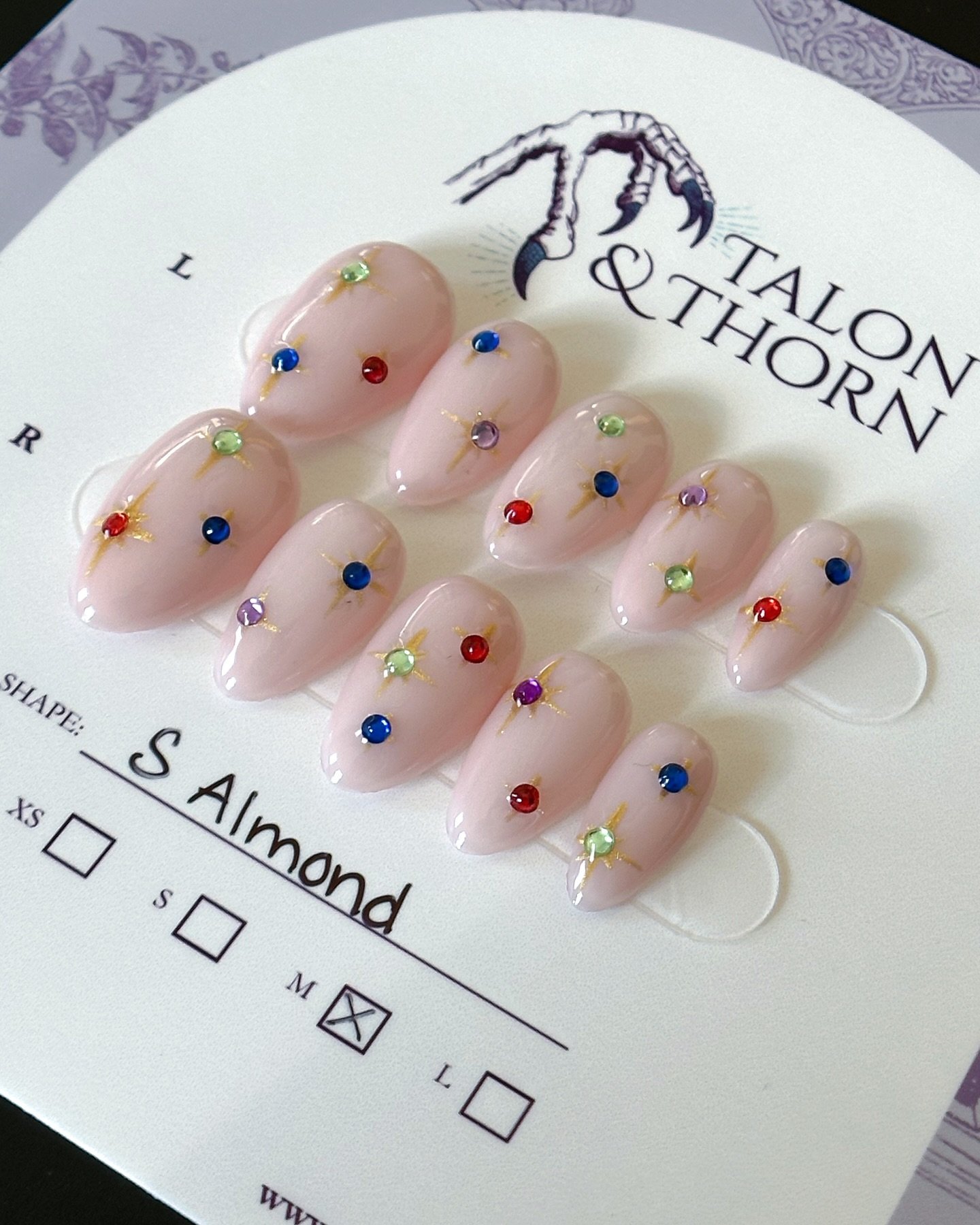 Elegant sparkle, but make it subtle ✨🤍 Gold stars and colorful gems on a nude base for that perfect touch of shine!

 #pressonnails #custompressonnails #nailart #nailtrends #gelnails #starrynails