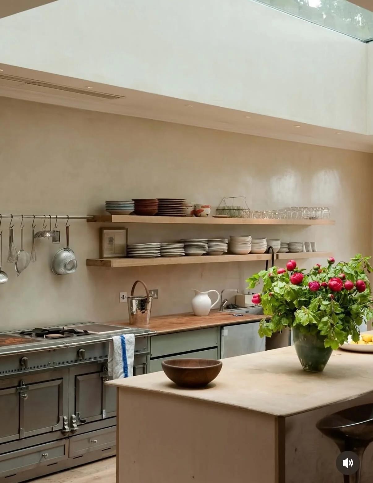 Friday five 🍓
#inspo #home #kitchen #living #bath #interior #interiors #architecture #design #fridayfive