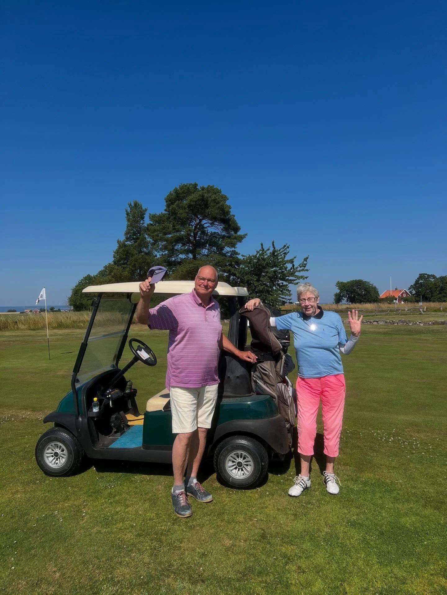 Igår avgjordes året Friskisgolf i tävlingsformen greensome. I strålande solsken och dryga 25 grader kämpade hela 19 lag om segern. ⛳️
Med smått otroliga -10 så hittar vi på första plats Anne-Marie L