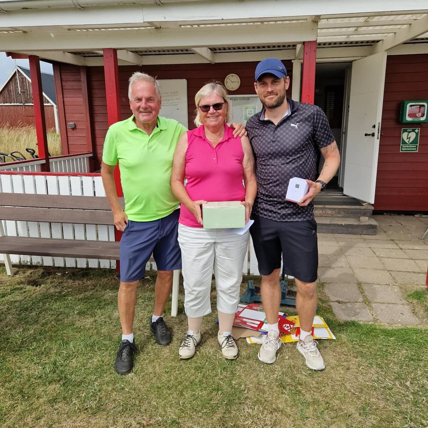 Igår spelades singeltävling. Det var 24 deltagare, A och B-klass och bästa herre och dam brutto.
Vädret var perfekt, lagom varmt och lite blåst.
Tävlingssponsor för dagen var Wisingsborg Trädgård.
I A k
