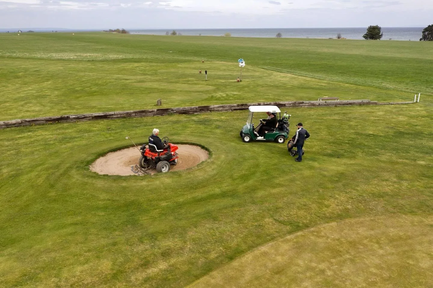 Måndag och tisdag nästa vecka, 29-30/9, håller är banan stängd för arbete med greener. Vi ber om er spelares hänsyn på greenerna även under de närmsta dagarna därefter. Tack till alla eldsj&au