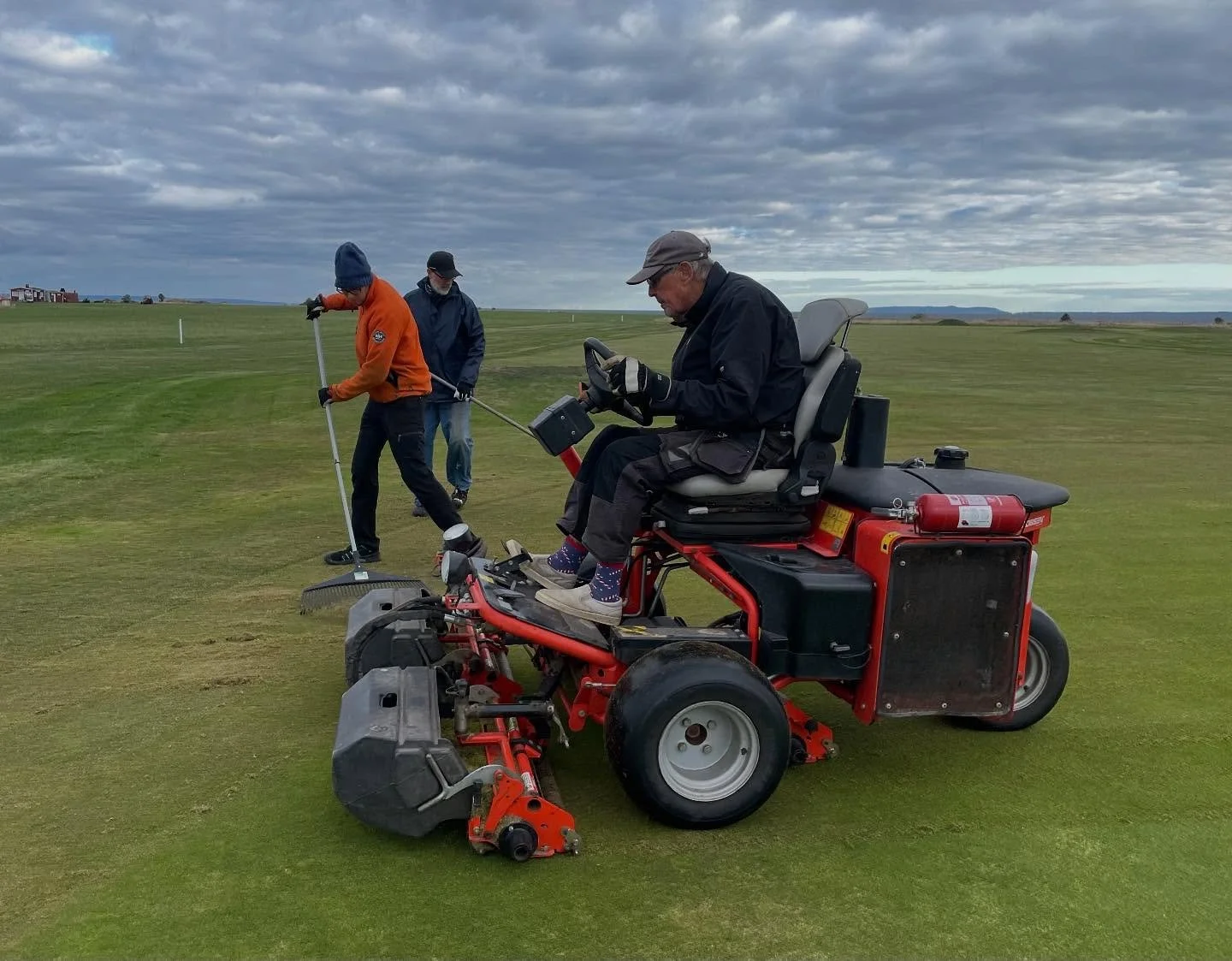 Banarbetarna är i full gång med att sköta om golfbanans greener och säkerställa att de håller hög kvalitet. Deras arbete innefattar bland annat vertikalskärning, hålpipning, sanddressning och sådd