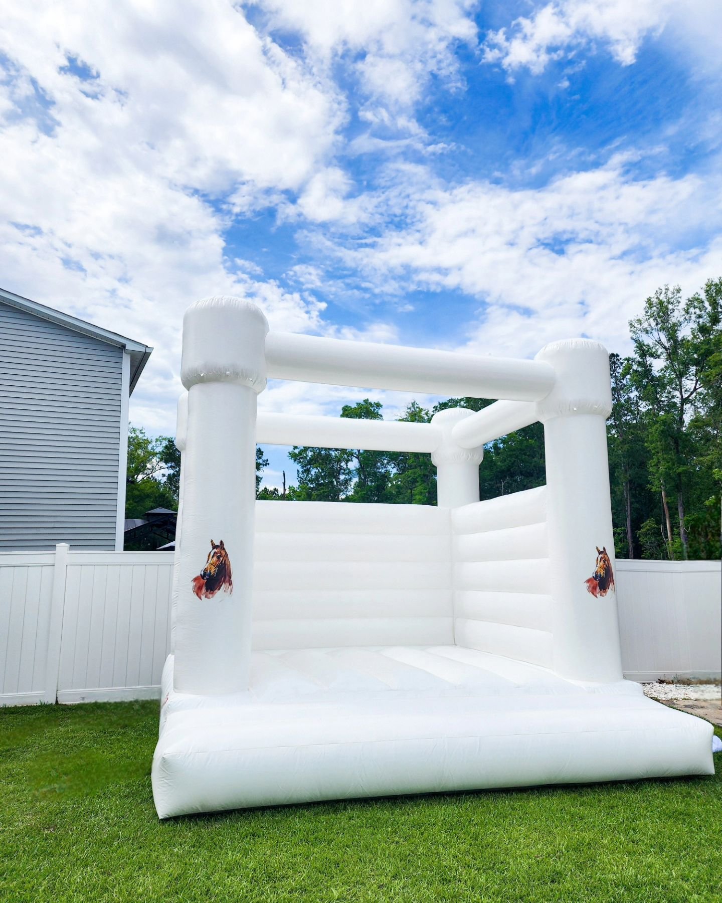 🏇Off to the races with a Kentucky Derby party! Grab a mint julep and savor spring 🌸🌷🌺 Such a colorful setup! Odds are high the littles will have hours of fun! 
.
.
.
🌟CHIC Modern Bounce House &amp; Luxe Soft Playset
🪧 @firehousenutz 
.
.
.
.
CH