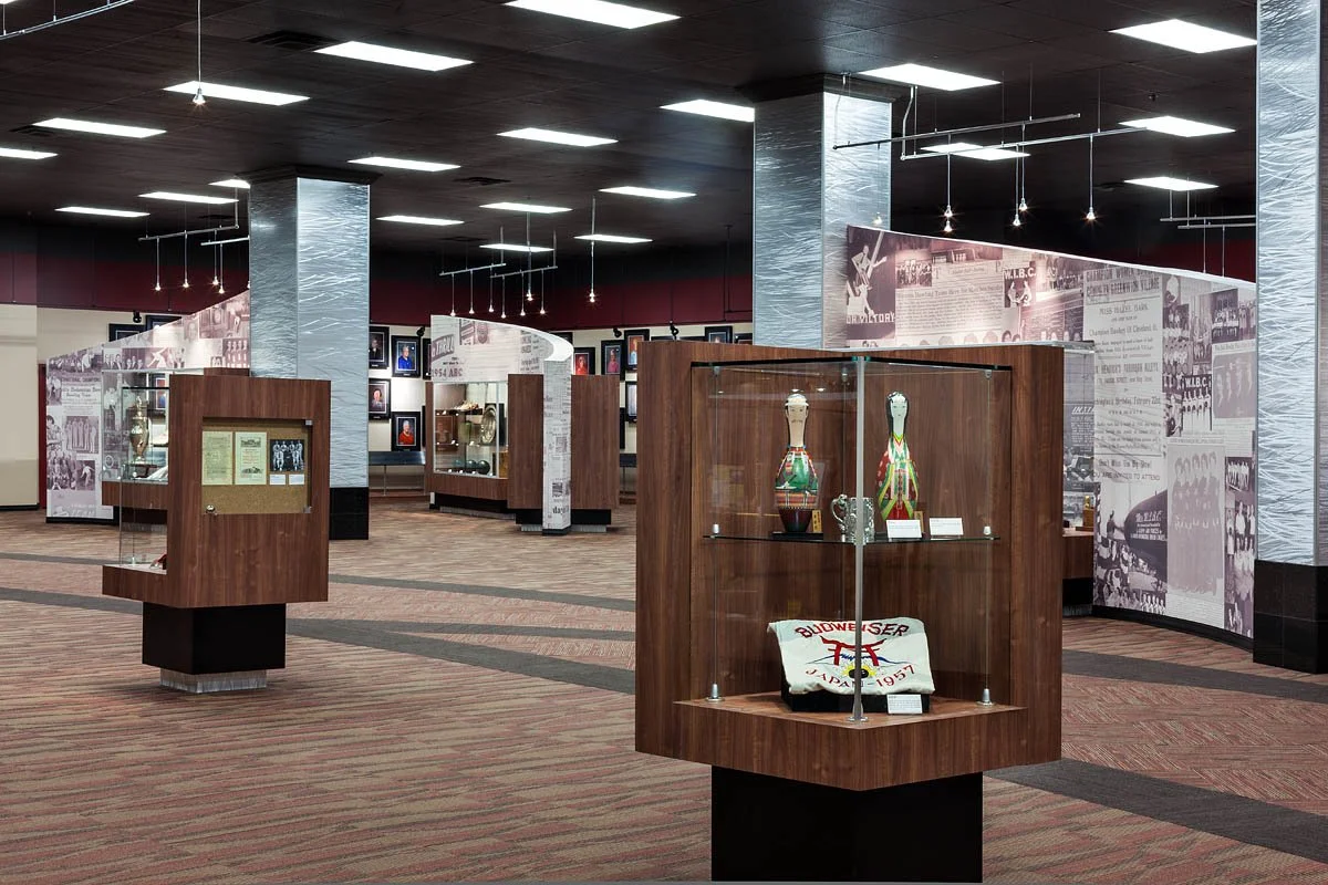 Plinth display case and item curration