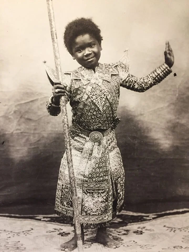 Khanung Kangirataka in royal palace attire — Image via Hidden Residents