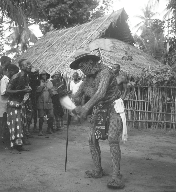 “A yam dance, ‘eighu ulo’, Ibusa [Igbuzo, p.d. Delta State], Near Asaba.” Museum of Archaeology and Anthropology, Cambridge.