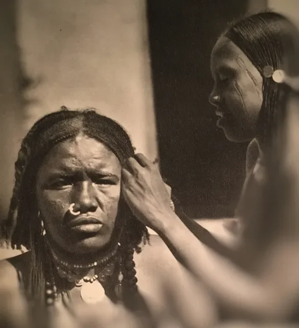 Hair braiding in Omdurman, (Der Dunkle Erdteil, Berlin 1930)