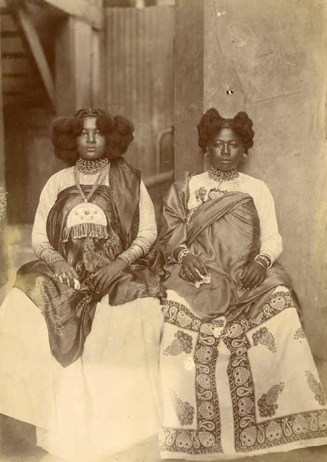 Wealthy women from Madagascar (1900s) — source: unknown