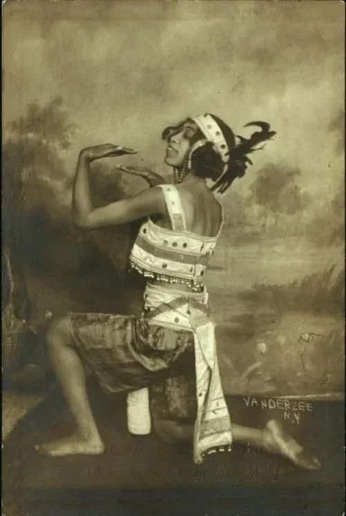 Dorothy Waring, photographed by James Van Der Zee circa 1930s. Retrieved from The New York Public Library.