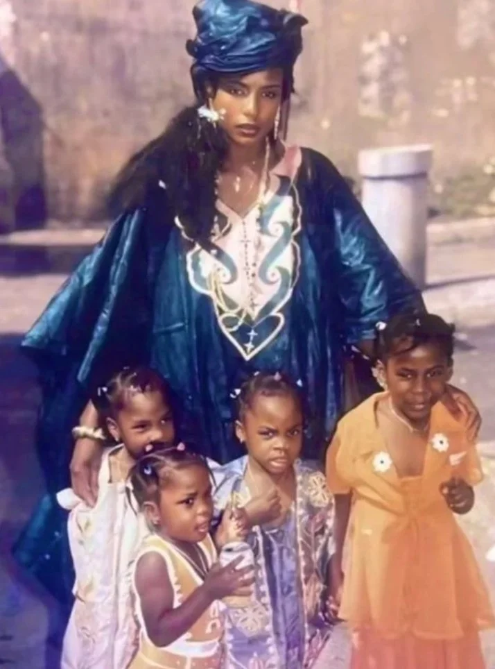 A Senegalese woman wearing a grand boubou and four children.